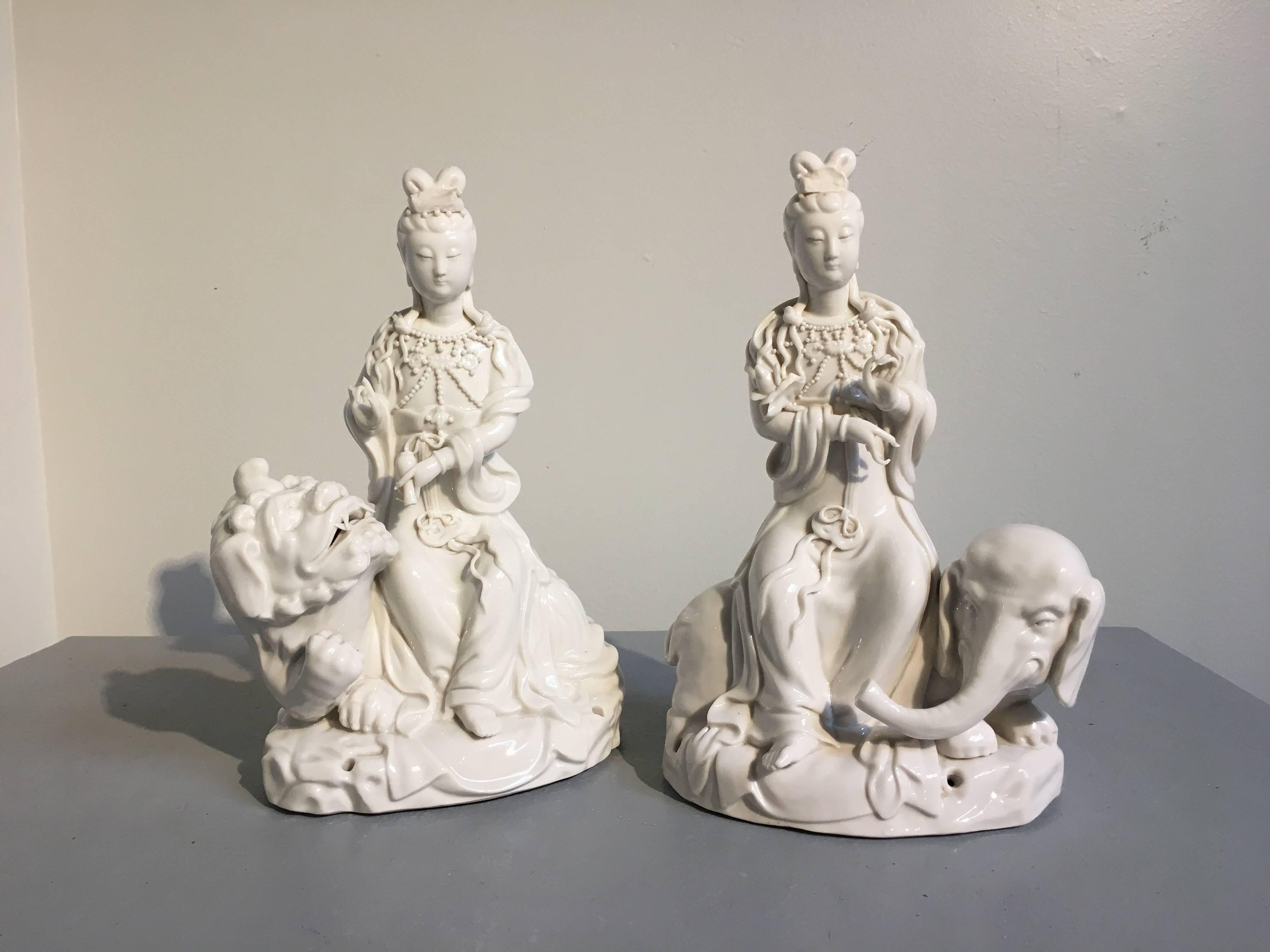 Paar Blanc de Chine-Vintage-Figuren von Guanyin, der auf einem Elefanten und einem Löwen reitet (Chinoiserie) im Angebot