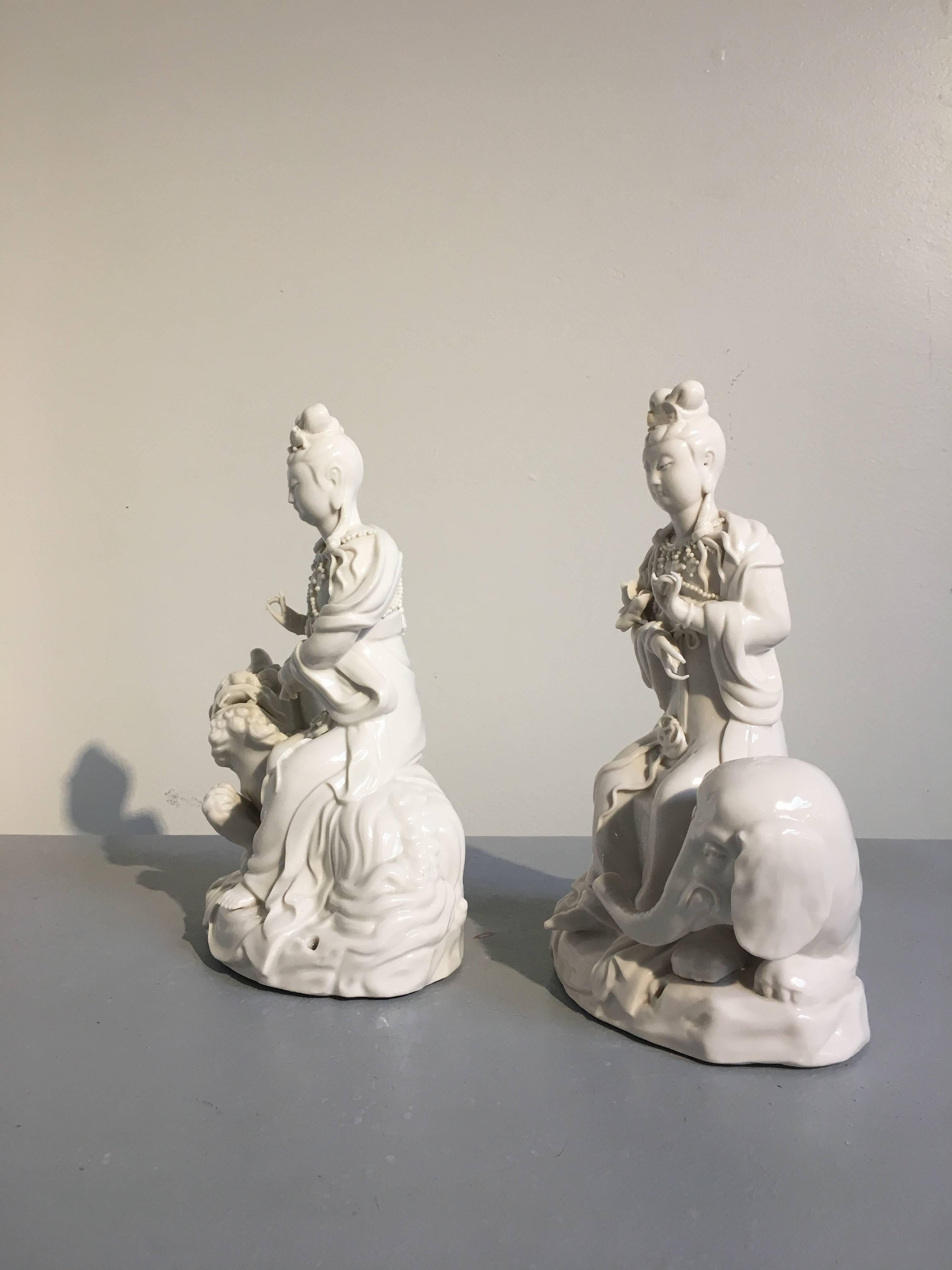 Paar Blanc de Chine-Vintage-Figuren von Guanyin, der auf einem Elefanten und einem Löwen reitet (Mitte des 20. Jahrhunderts) im Angebot