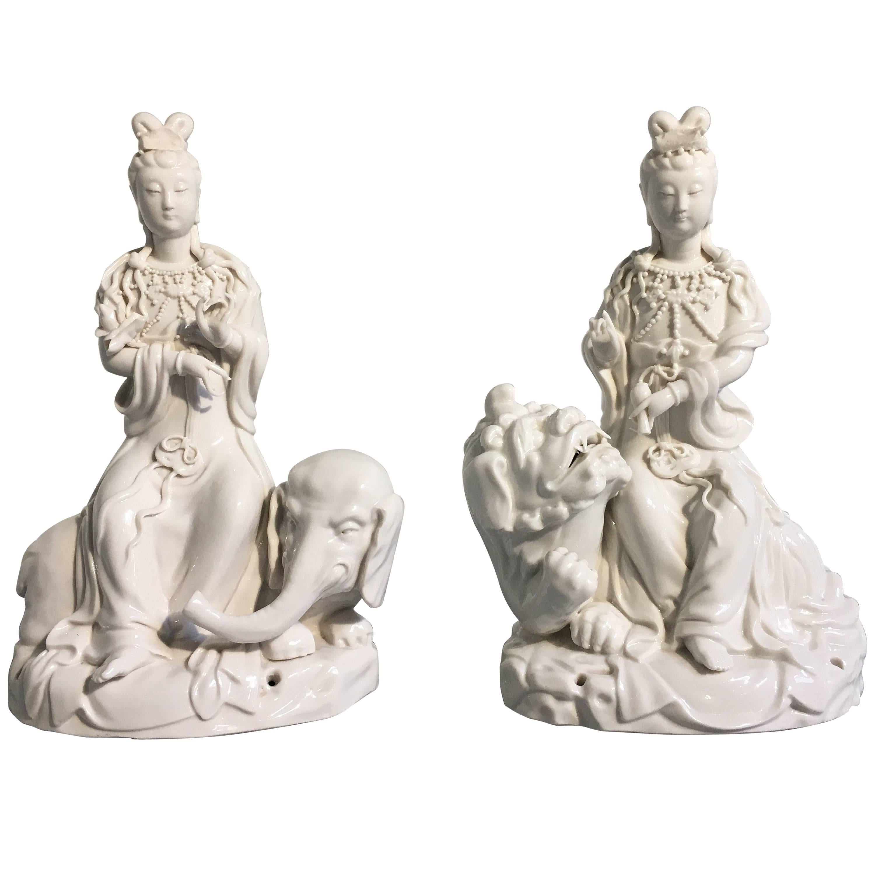 Paar Blanc de Chine-Vintage-Figuren von Guanyin, der auf einem Elefanten und einem Löwen reitet im Angebot