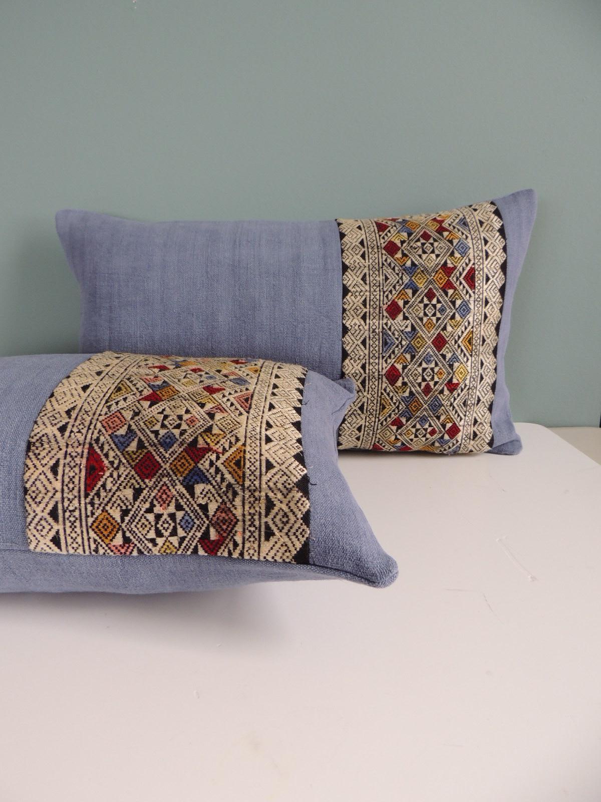 Pair of Vintage Lavender and White Asian Decorative Lumbar Pillows In Good Condition In Oakland Park, FL