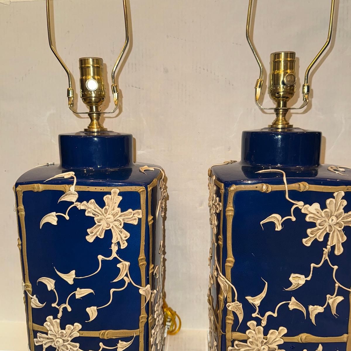 Pair of Vintage Blue and White Lamps In Good Condition For Sale In New York, NY