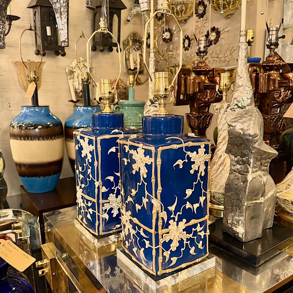 Pair of Vintage Blue and White Lamps For Sale 2