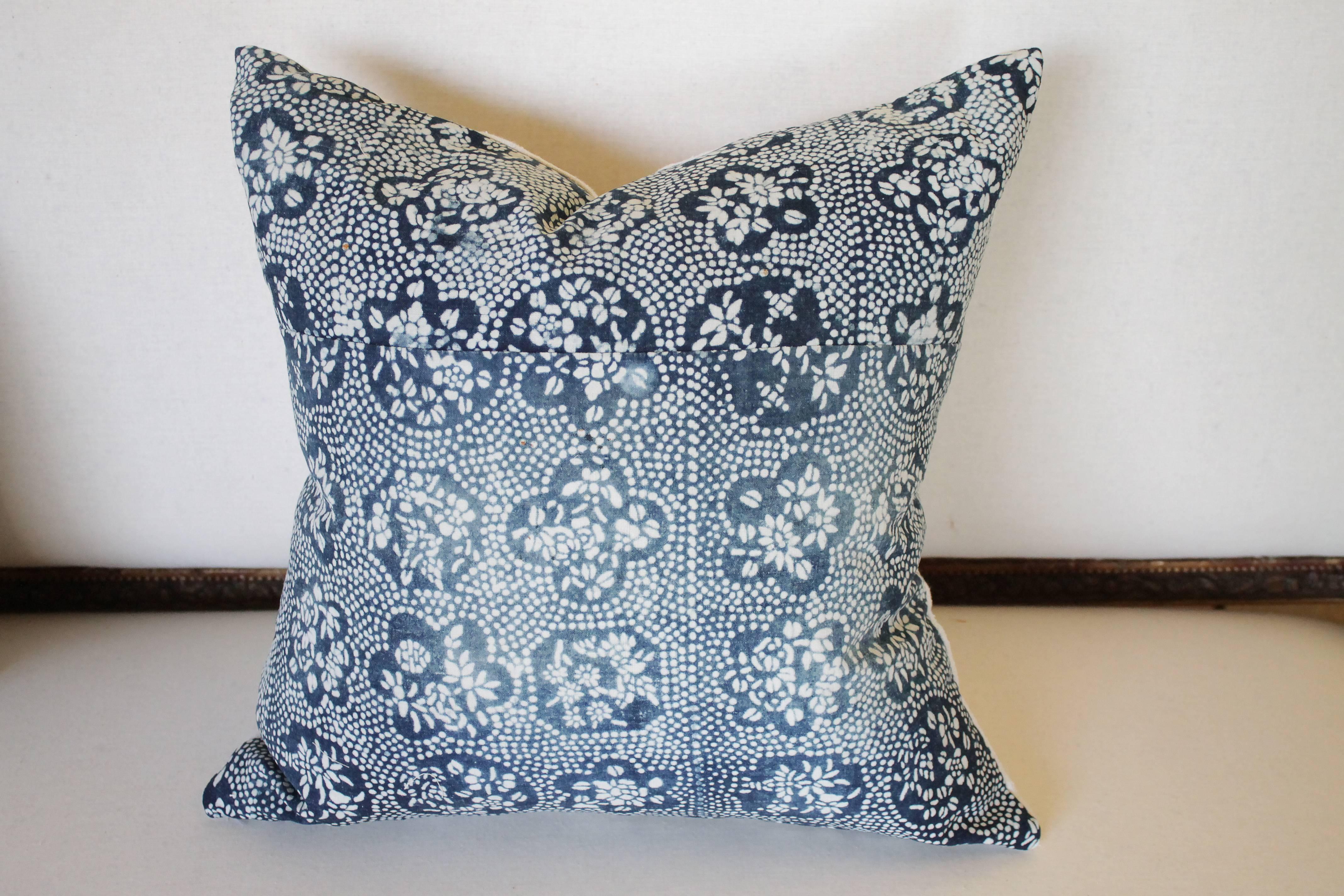 Pair of Vintage Blue Batik Japanese Indigo Floral Pillow Shams In Good Condition In Brea, CA