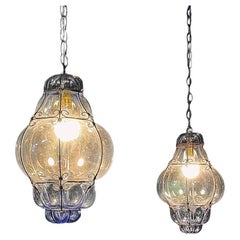 Paire de lanternes suspendues en fer et verre bullé bleu d'époque