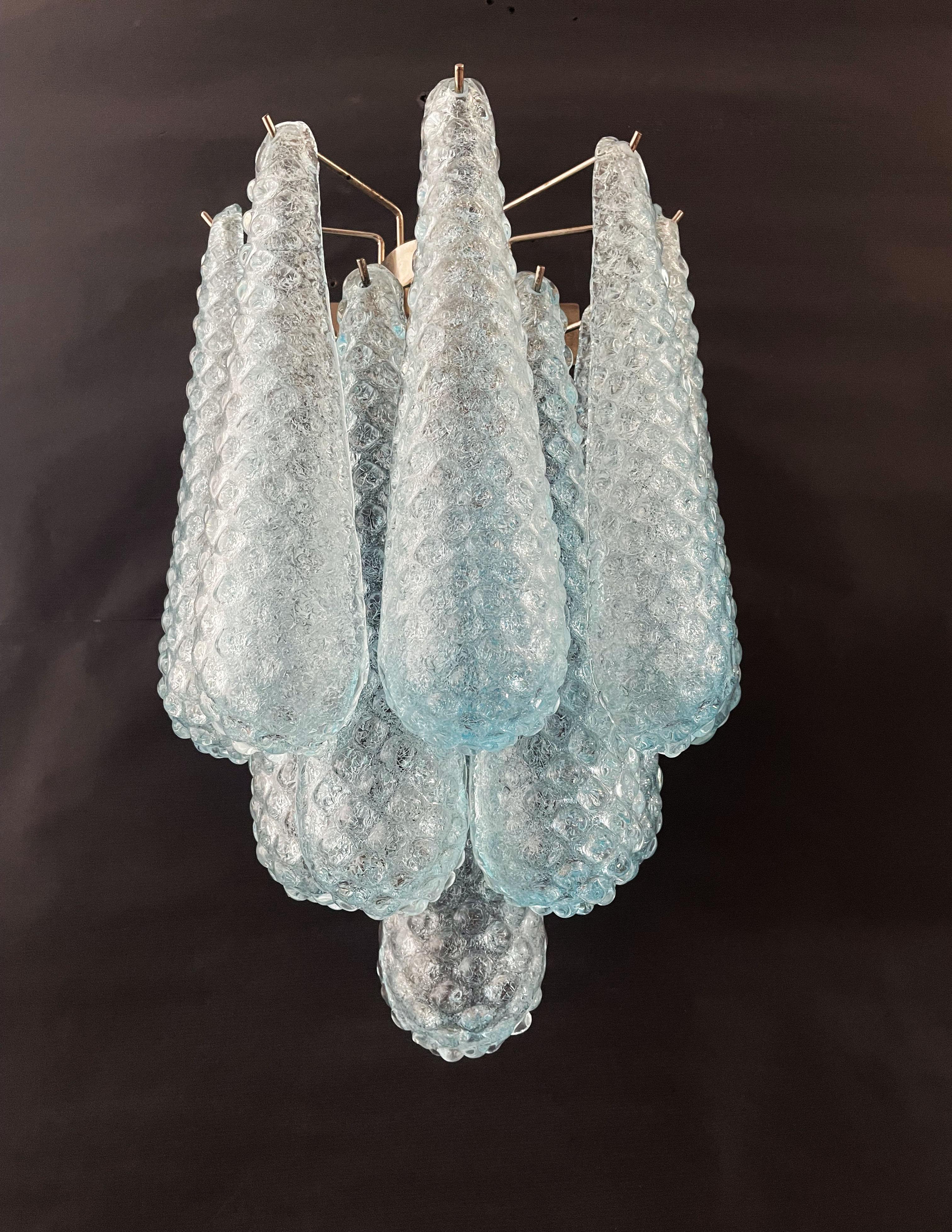 
Fantastisches Paar von Vintage Murano Wandleuchte von 10 blauen Glasblättern (transparentem Kristall, glatt außen, mit Kristallpulver und dann rau innen) in einem Chromrahmen gemacht.
Zeitraum: Ende des XX. Jahrhunderts
Abmessungen: 17,70 Zoll Höhe