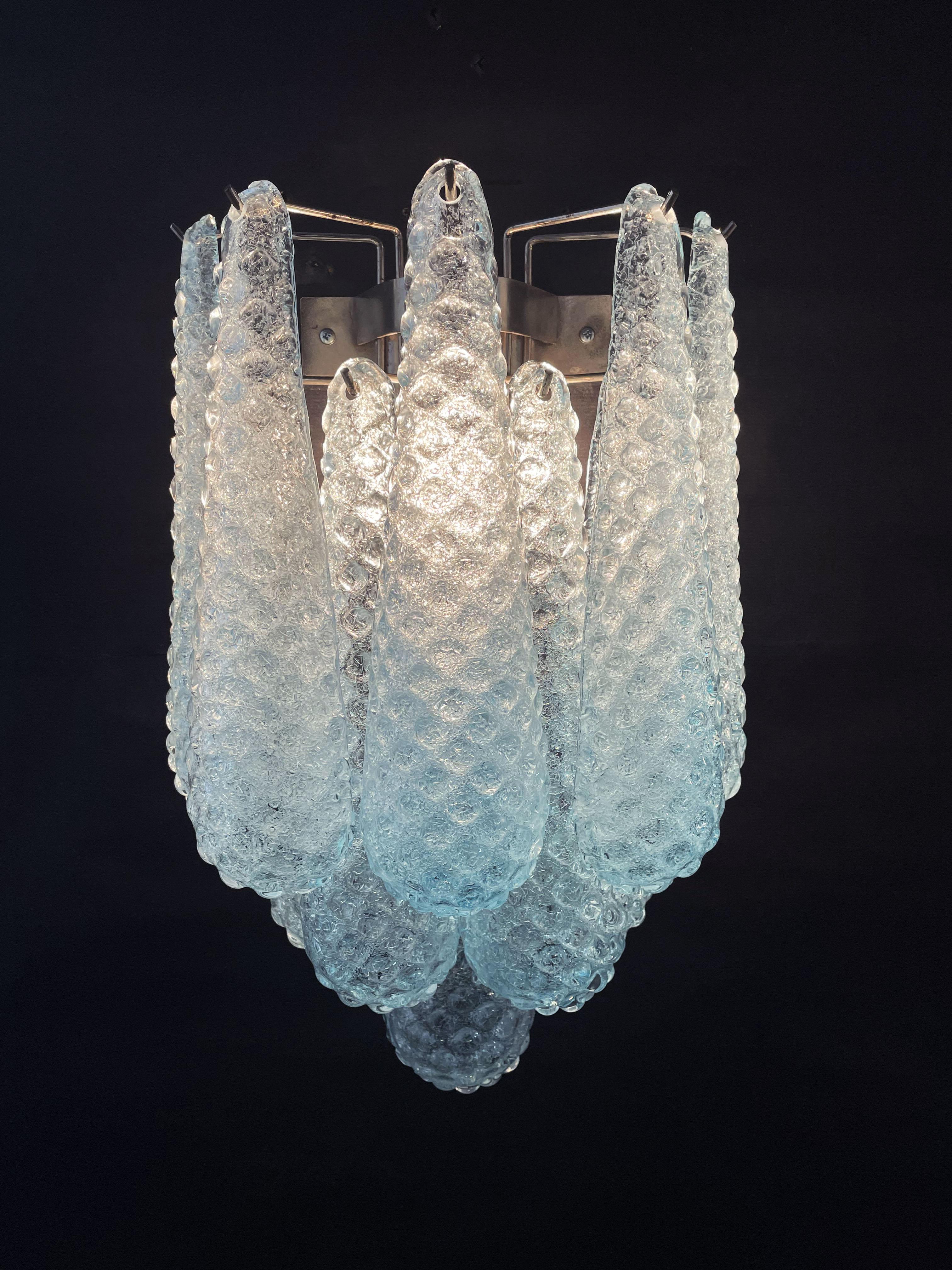 Paar vintage blaue Glasblütenblätter Tropfen Wandleuchter (20. Jahrhundert) im Angebot