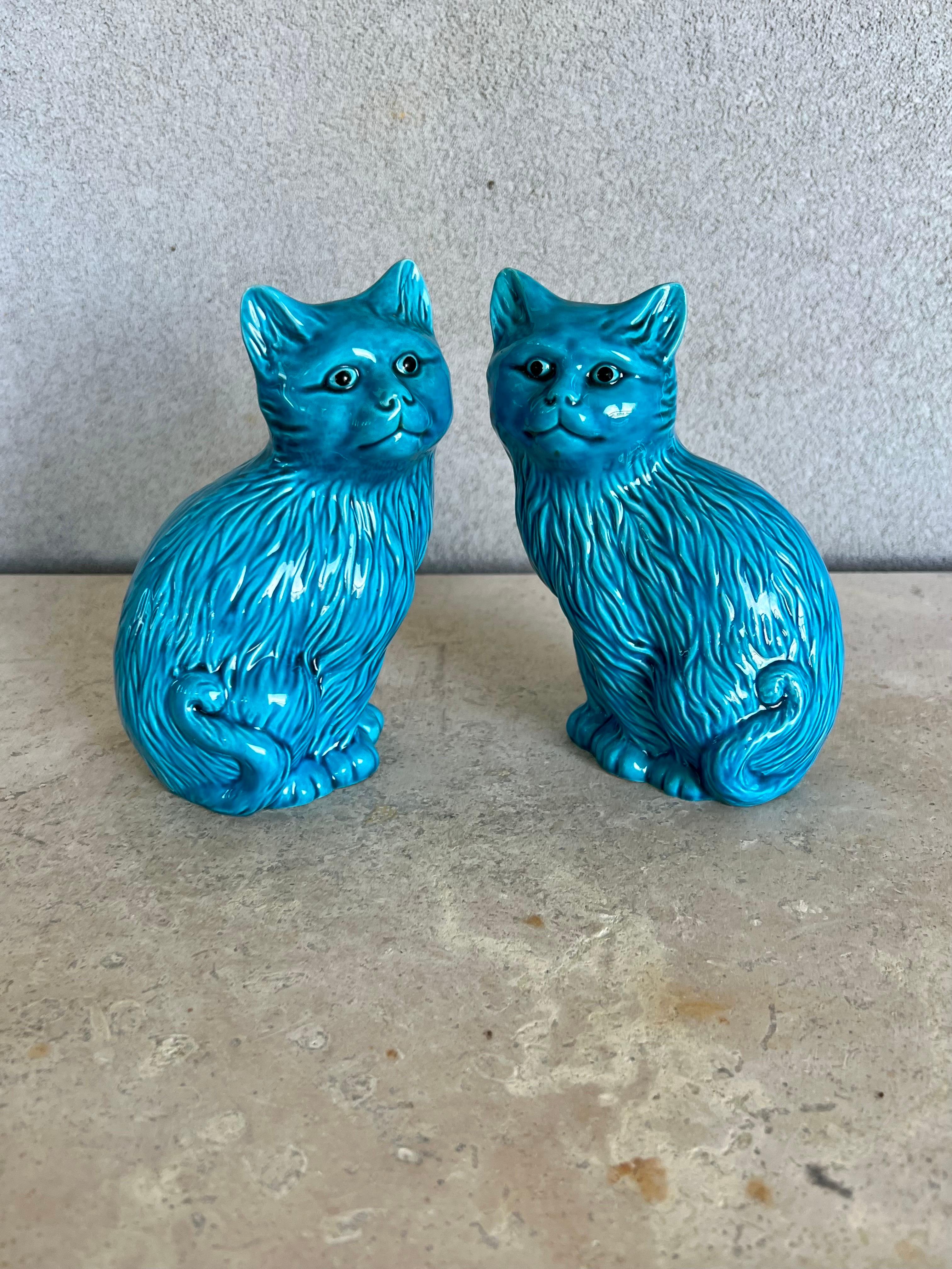 Belle paire de figurines de chat en céramique bleu turquoise. Il s'agit d'une paire de chats asiatiques en poterie d'art bleue, des statues de chats en céramique qui se font face. Une belle teinte vive de bleu/ turquoise brillant et de très beaux