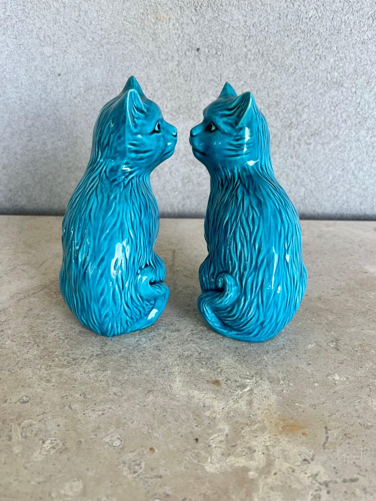 Paar blau glasierte chinesische Porzellan-Katzenfiguren im Vintage-Stil ...