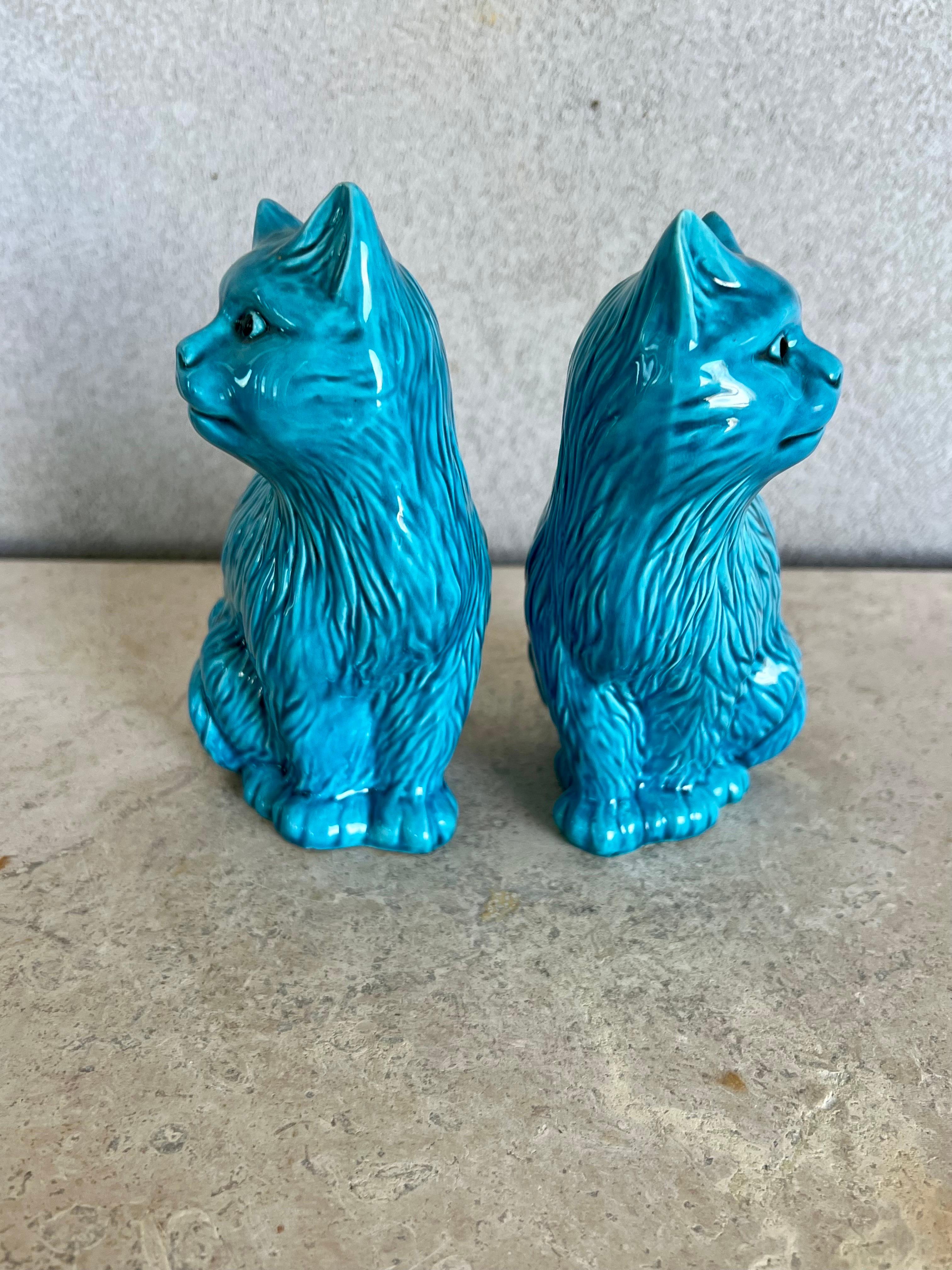 Chinois Paire de figurines de chat vintage en porcelaine chinoise émaillée bleue, signées en vente