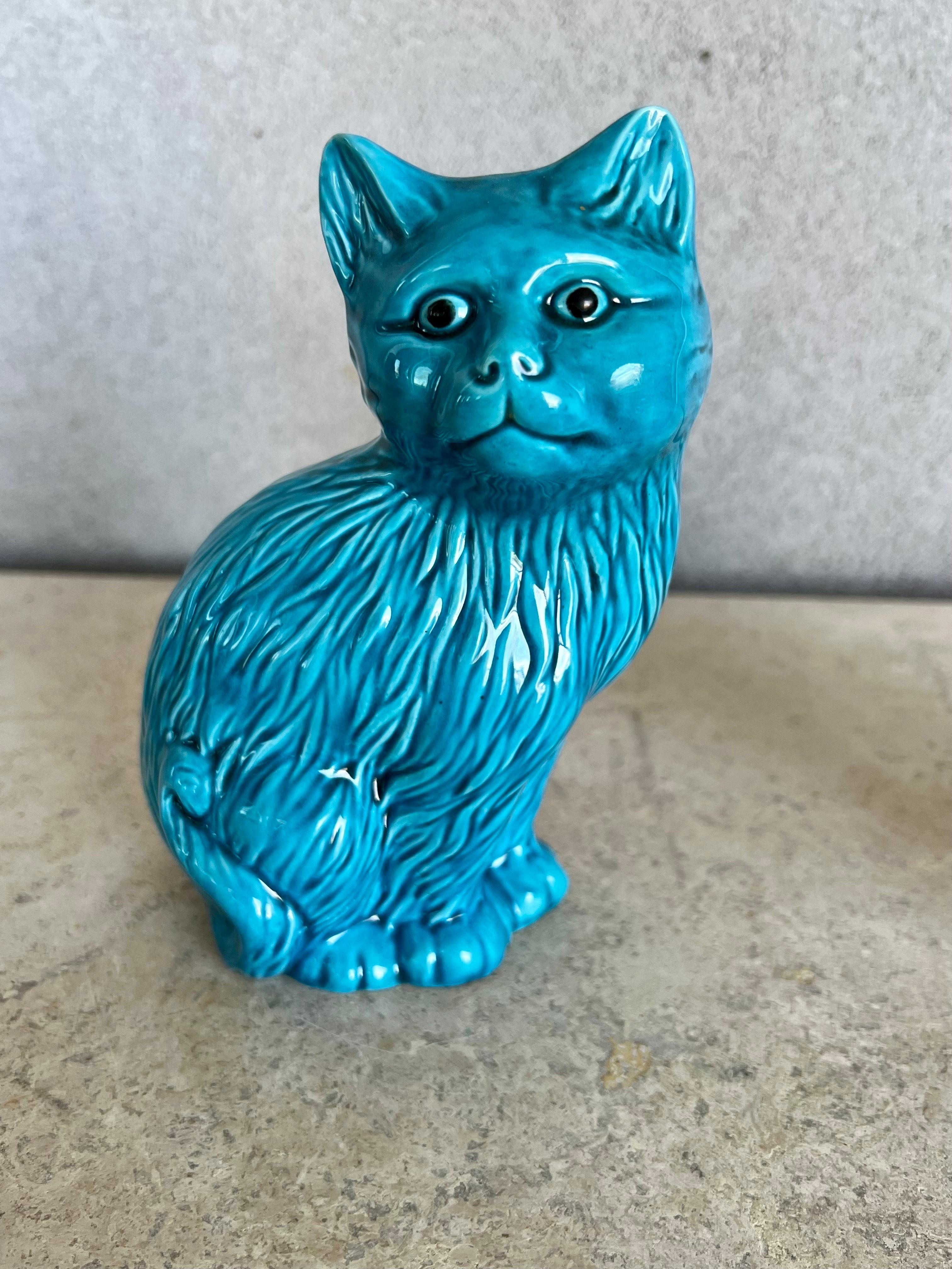 Vernissé Paire de figurines de chat vintage en porcelaine chinoise émaillée bleue, signées en vente