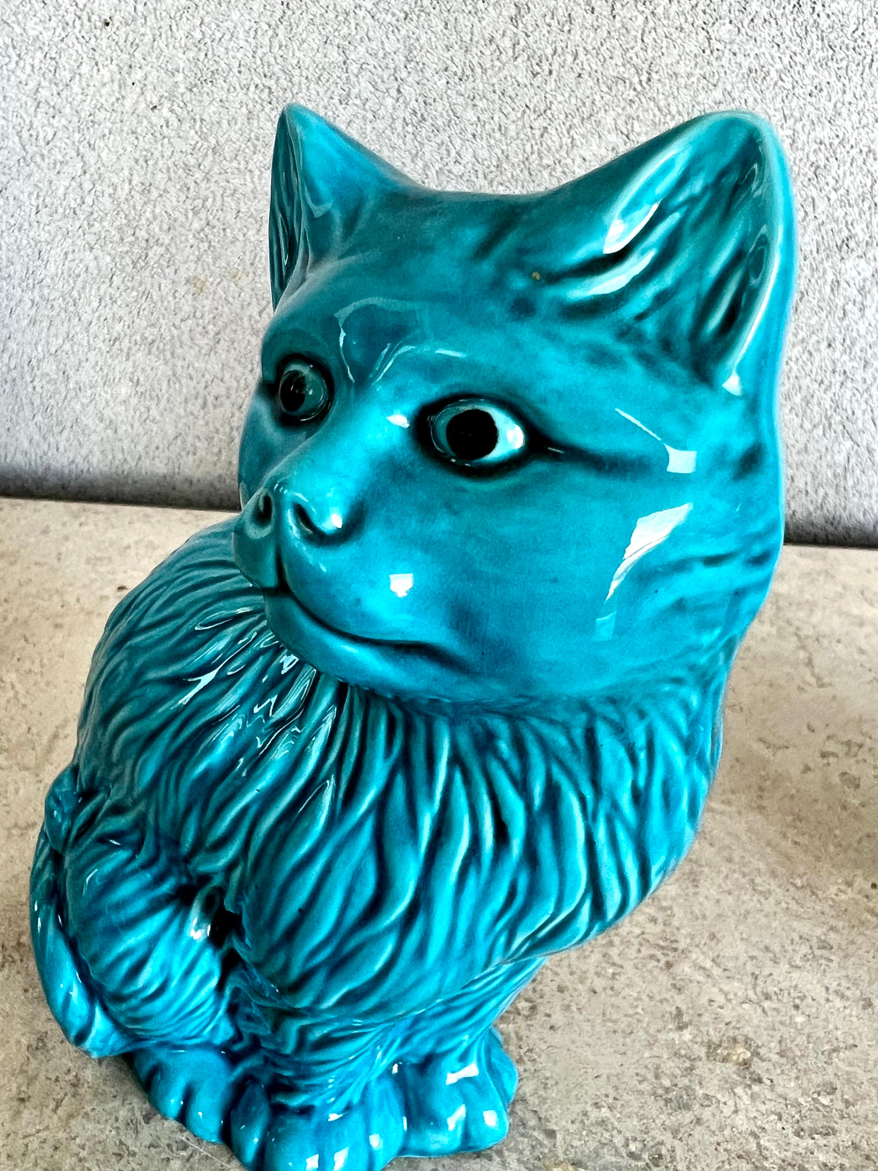 Paar blau glasierte chinesische Porzellan-Katzenfiguren im Vintage-Stil, signiert (20. Jahrhundert) im Angebot