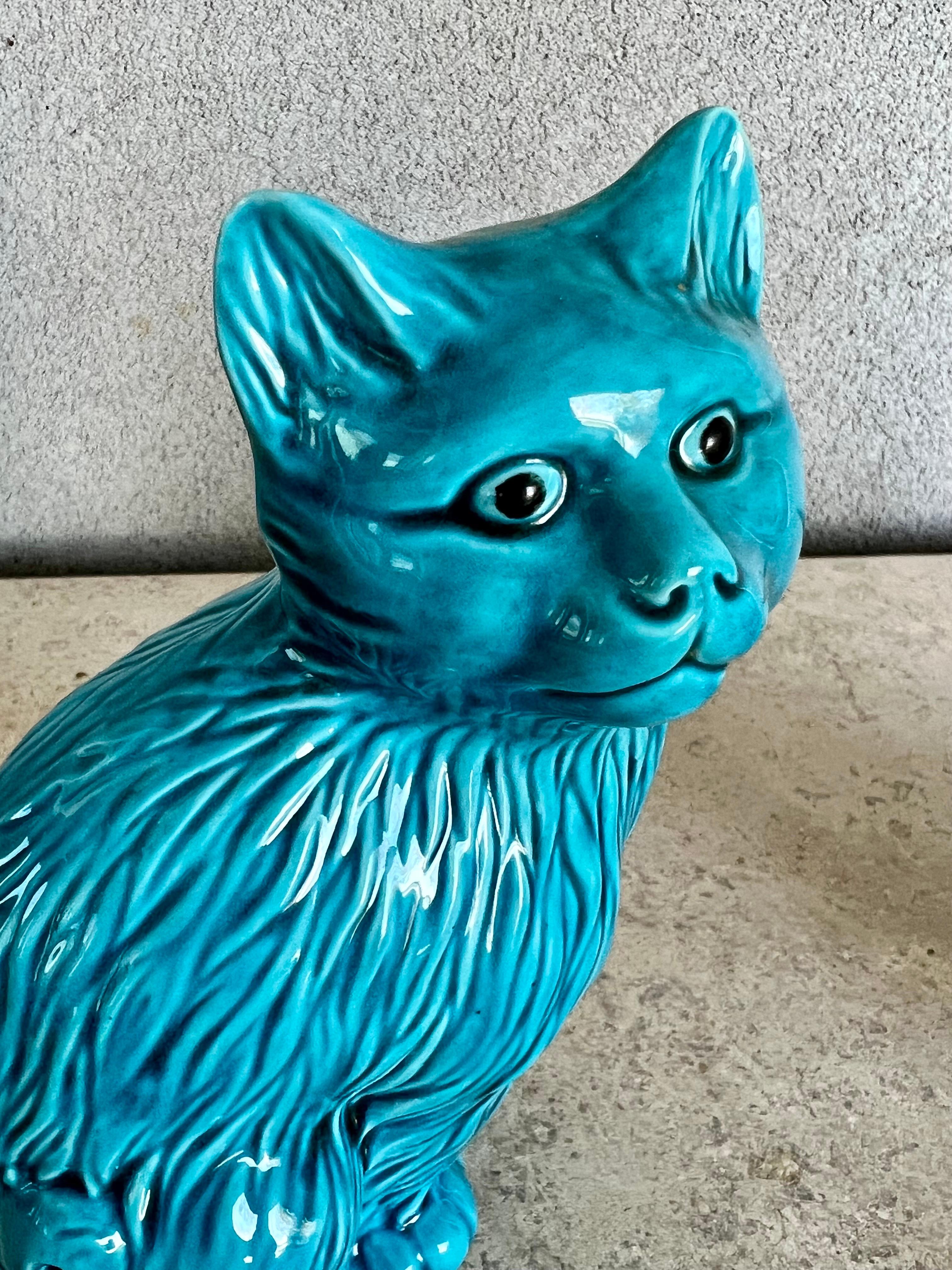 20ième siècle Paire de figurines de chat vintage en porcelaine chinoise émaillée bleue, signées en vente