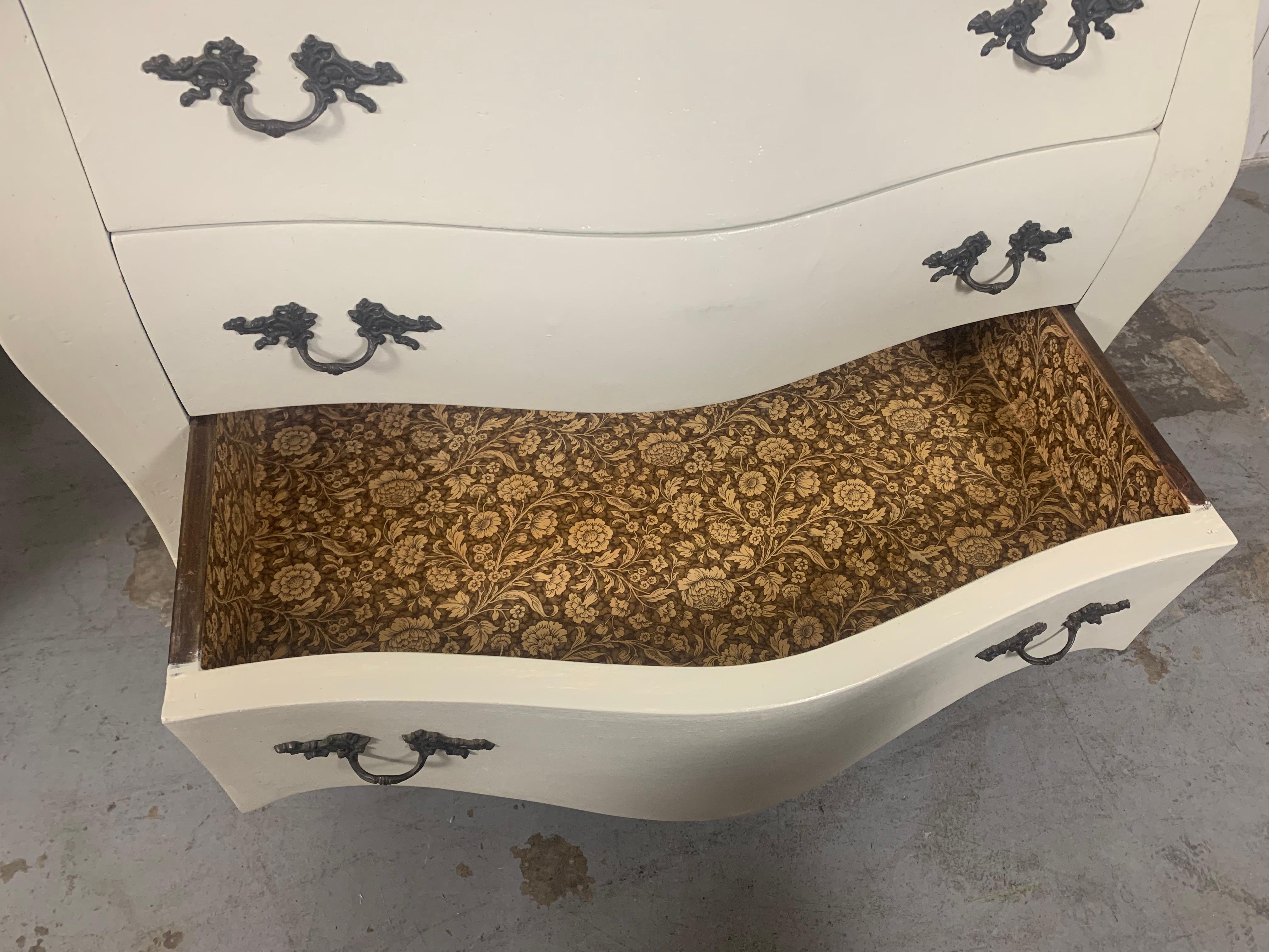 Coppia di commodes a bombe d'epoca in vendita 4