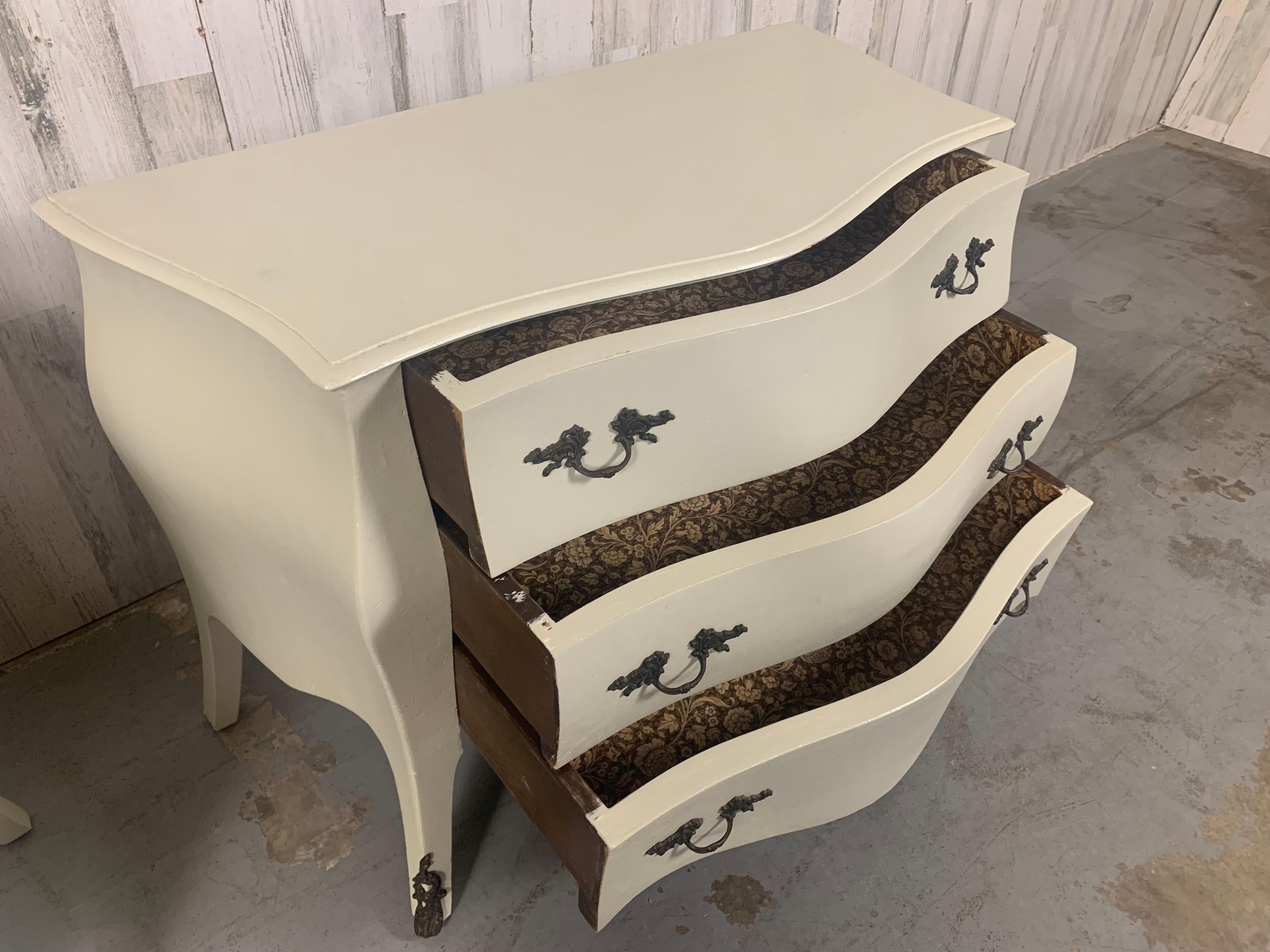 Coppia di commodes a bombe d'epoca in vendita 5