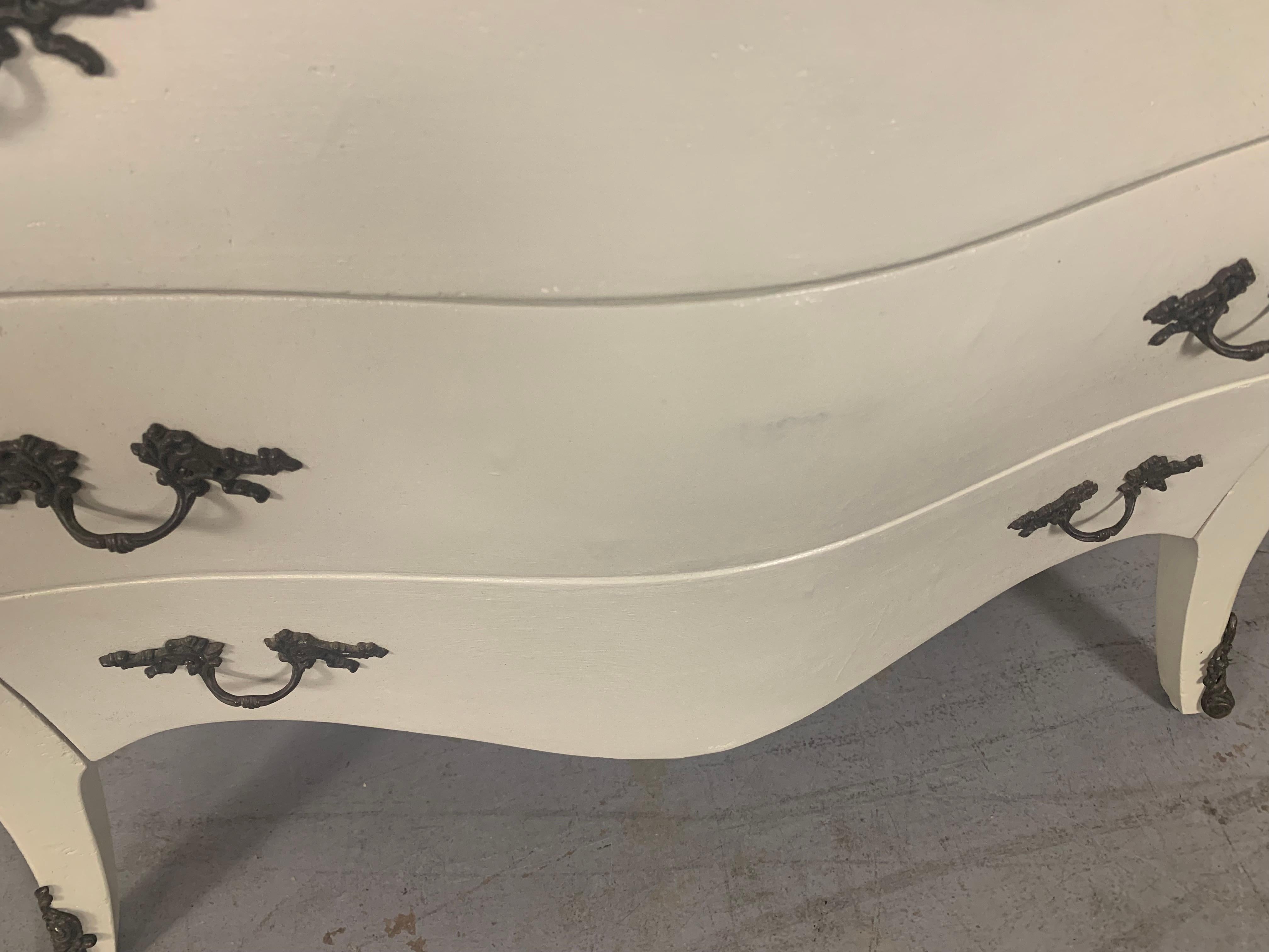 Coppia di commodes a bombe d'epoca in vendita 9