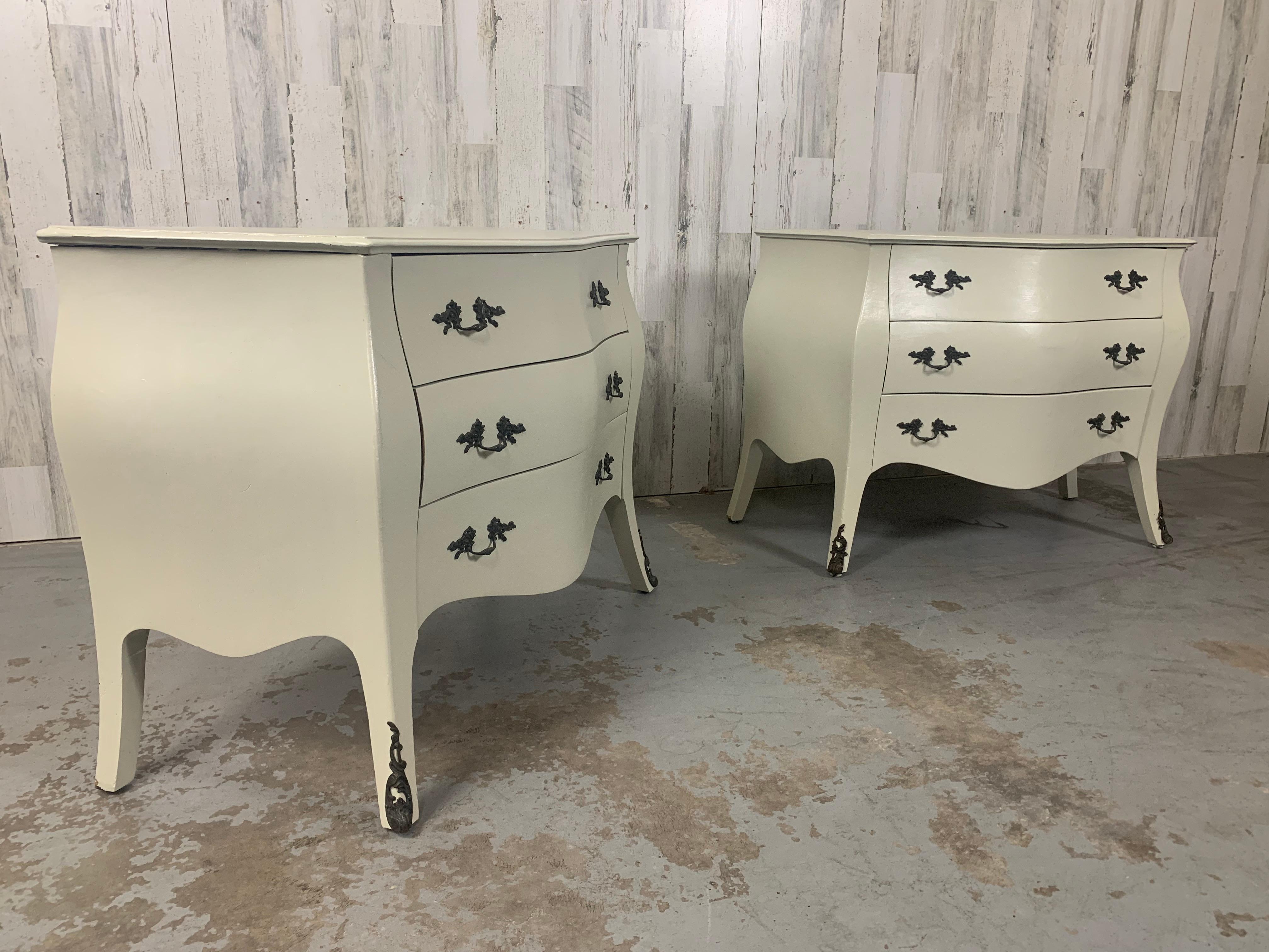 Coppia di commodes a bombe d'epoca in vendita 11
