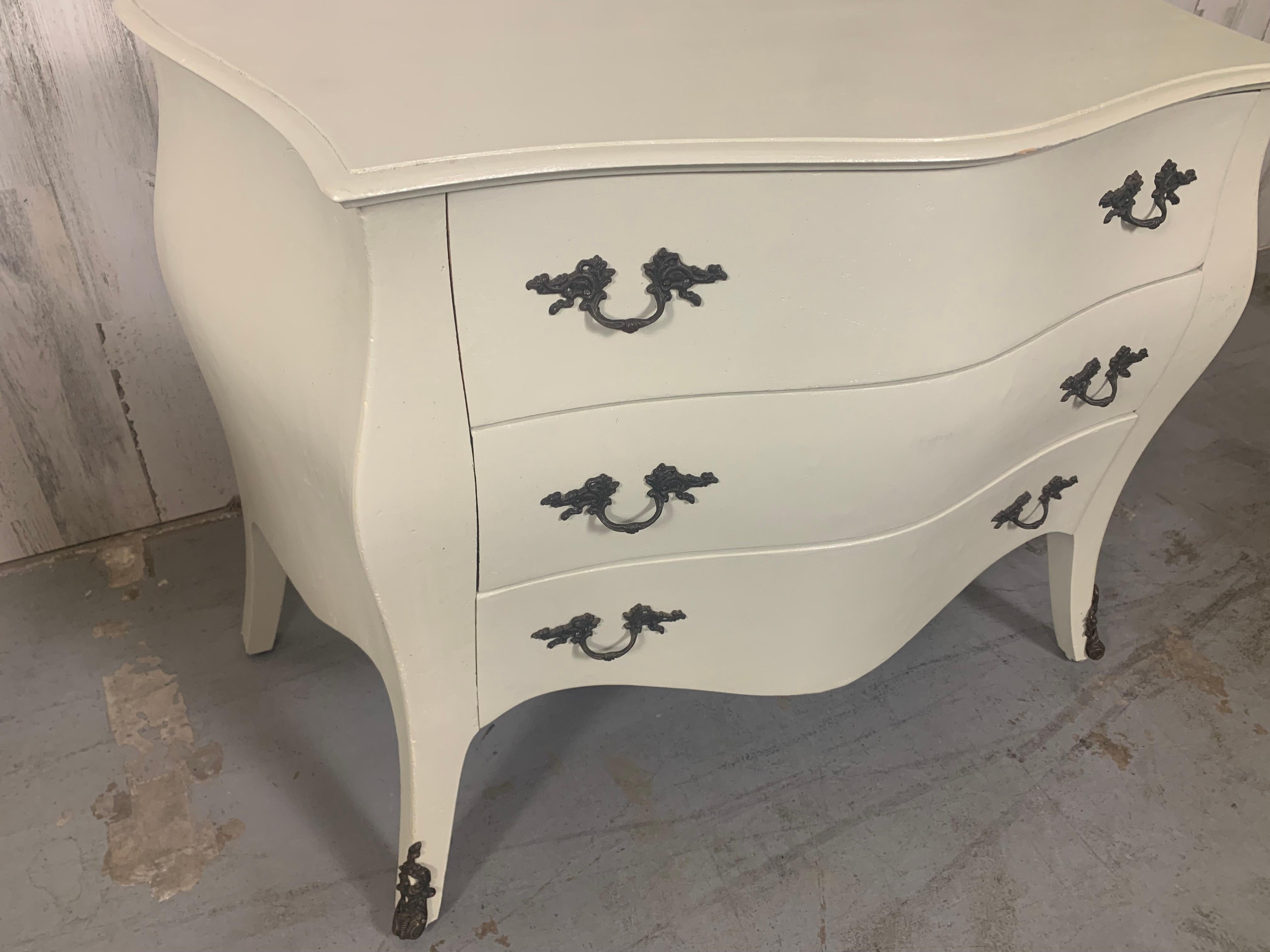 Coppia di commodes a bombe d'epoca in vendita 12