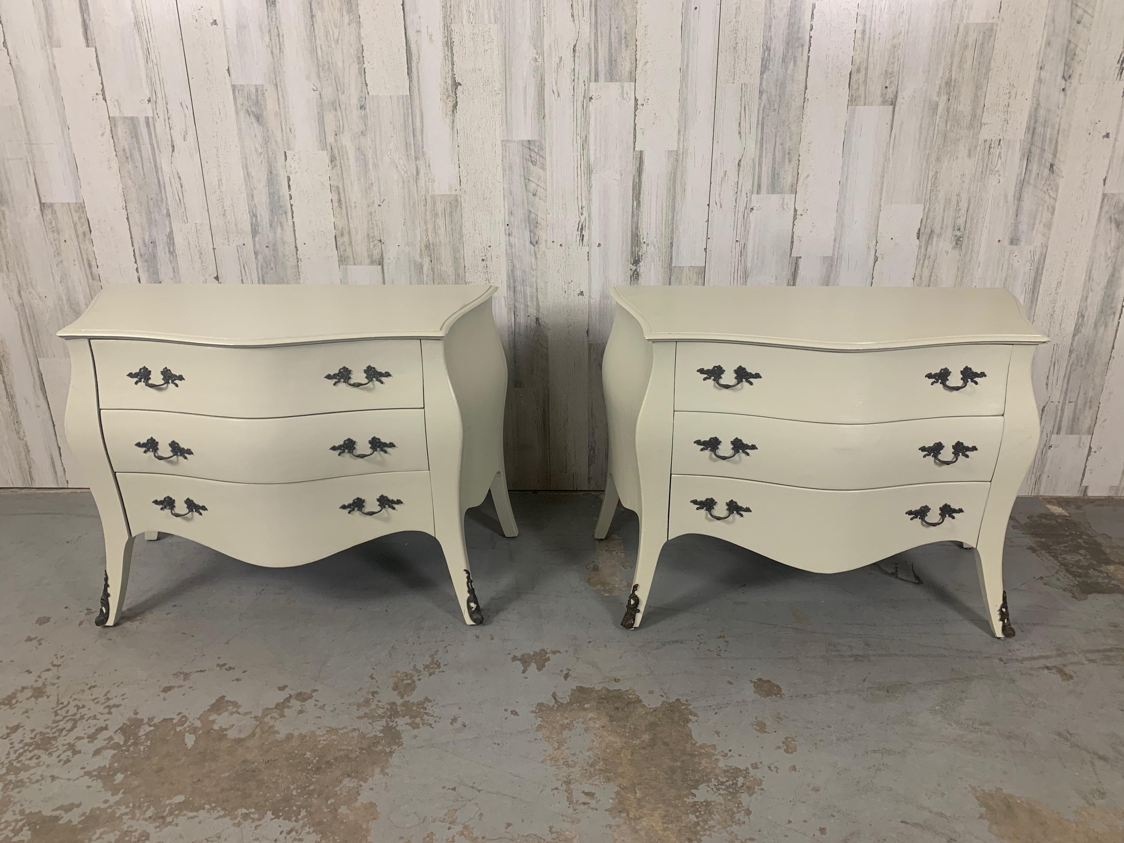 Bella coppia di comò Bomb'e del 1940 che possono essere utilizzati anche come comodini.
Dipinto a mano negli ultimi anni in un grigio chiaro, alcuni piccoli graffi aggiungono un tocco rustico a questo design iconico. Piedini e tiretti in metallo