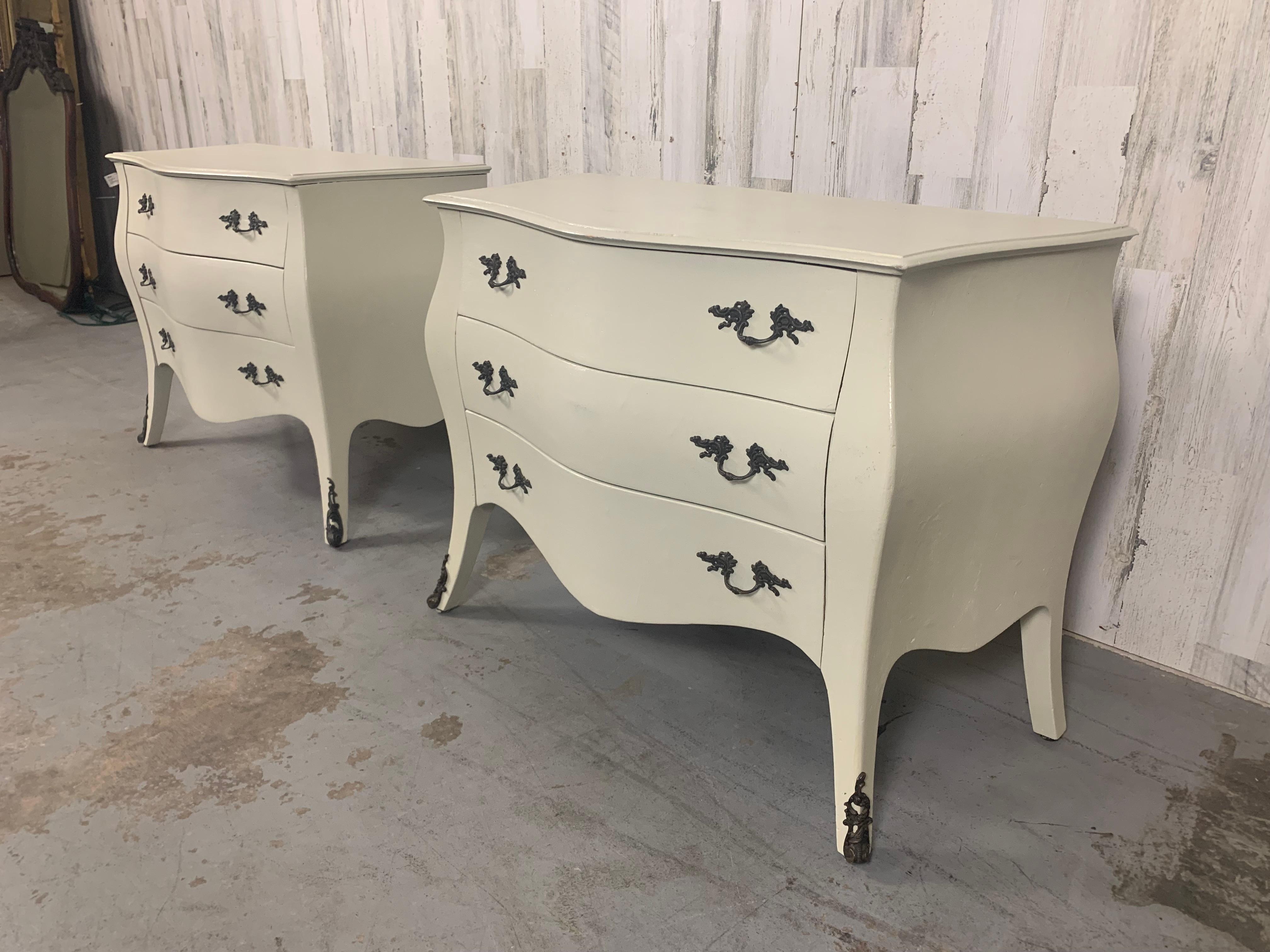 Coppia di commodes a bombe d'epoca In condizioni buone in vendita a Denton, TX