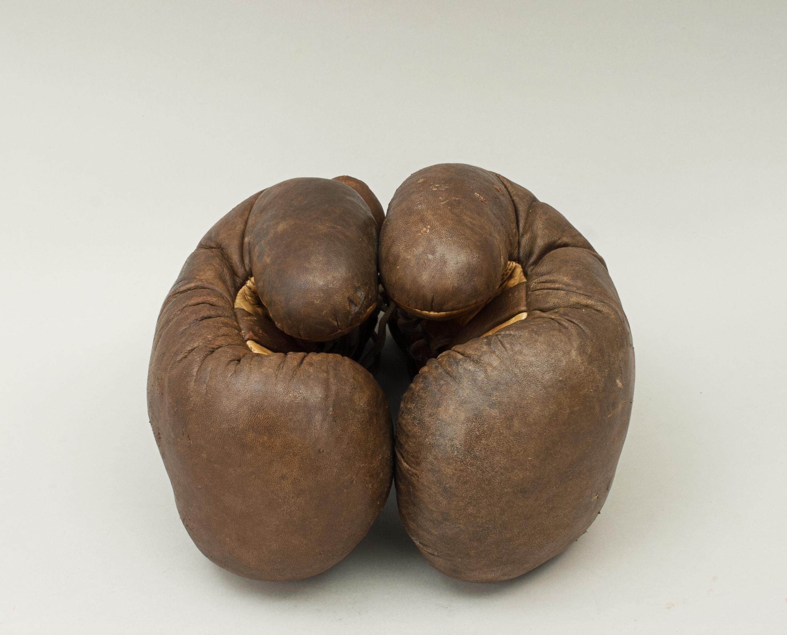 Pair of Vintage Boxing Gloves in Leather In Good Condition In Oxfordshire, GB