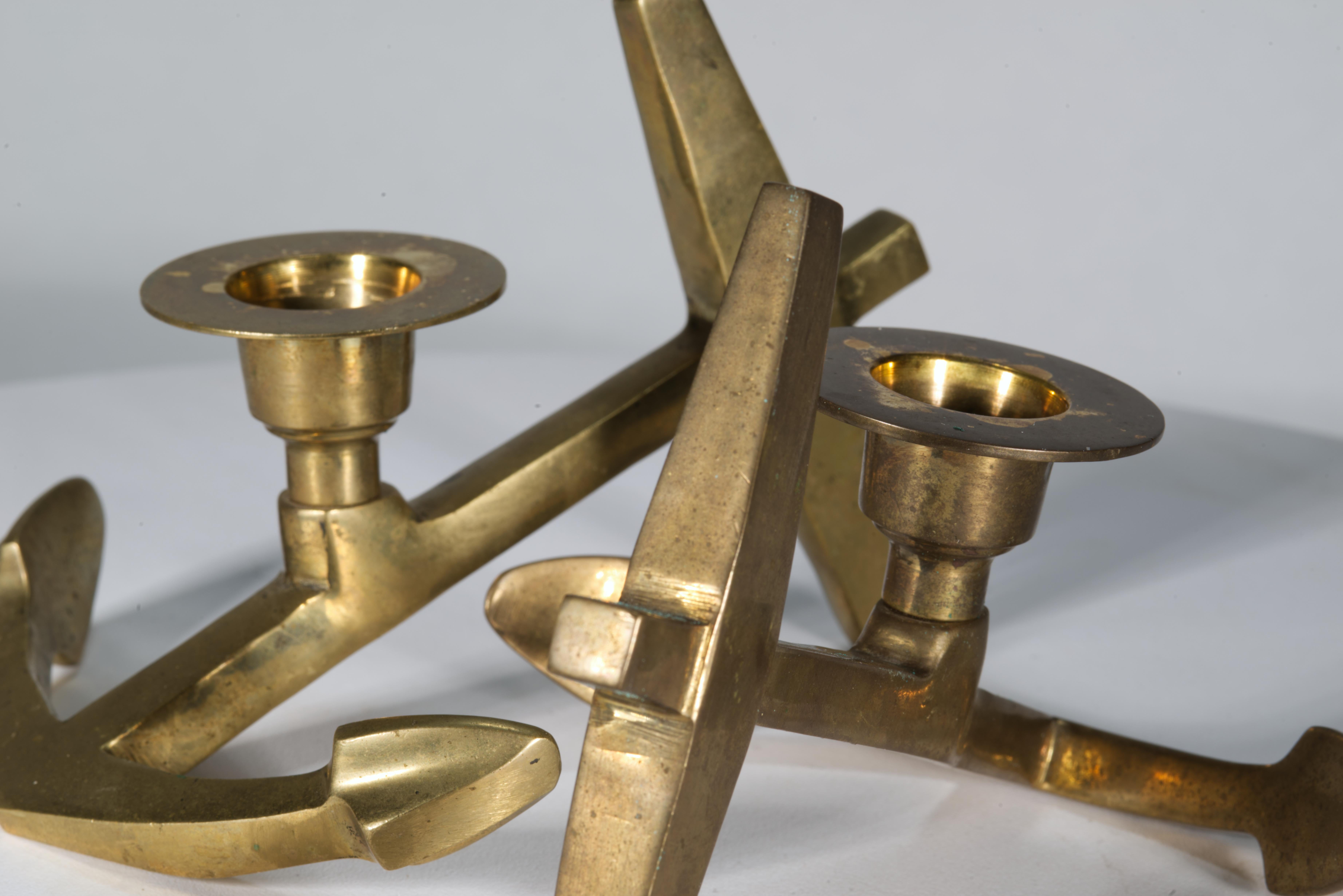 Coppia di candelieri ad ancora in ottone d'epoca in vendita 1