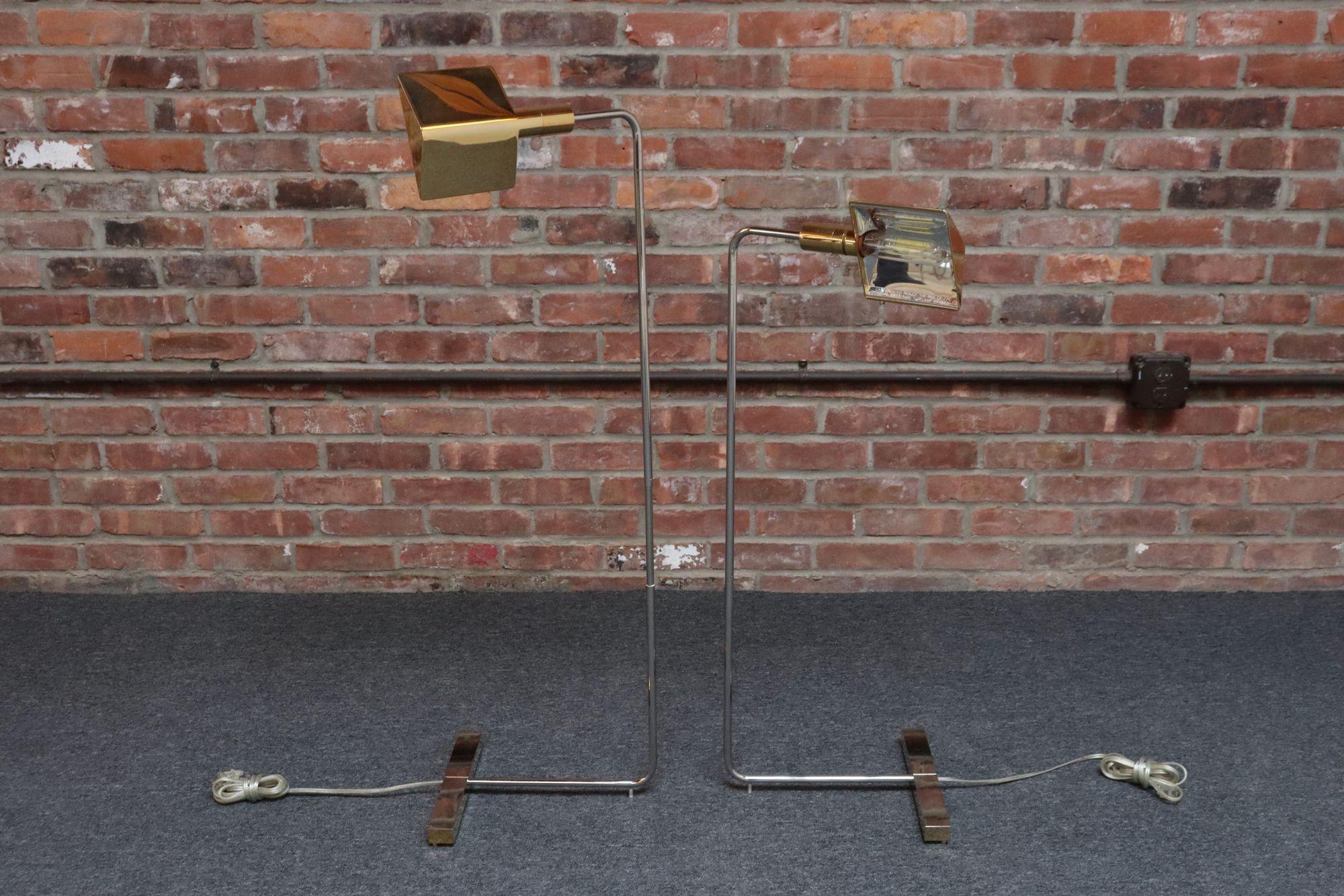 Mid-Century moderno Coppia di lampade da terra regolabili in ottone e cromo vintage di Cedric Hartman in vendita