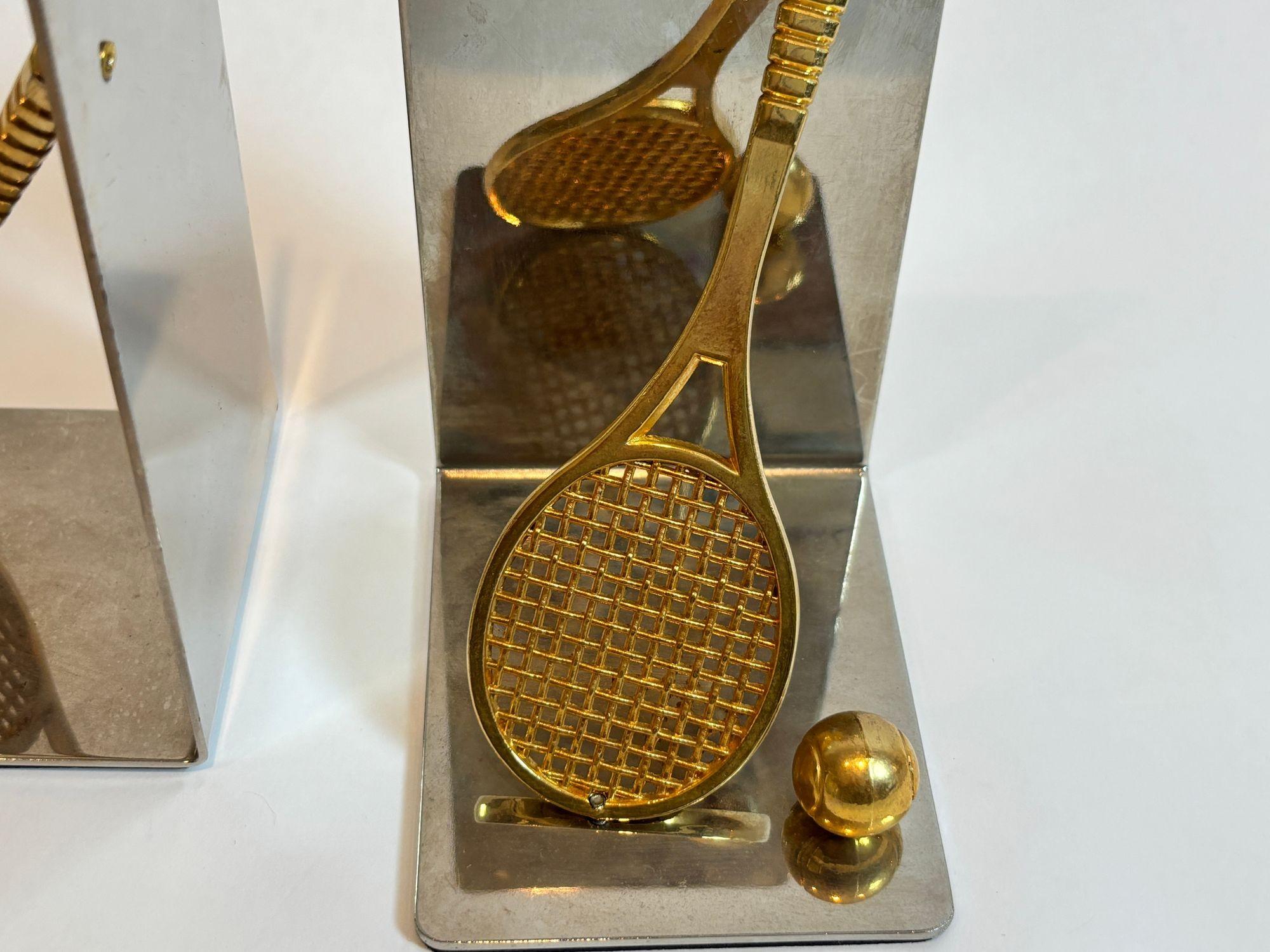 Calco Coppia di reggilibri d'epoca in ottone e cromo per racchette da tennis e palline, anni '80 ca. in vendita