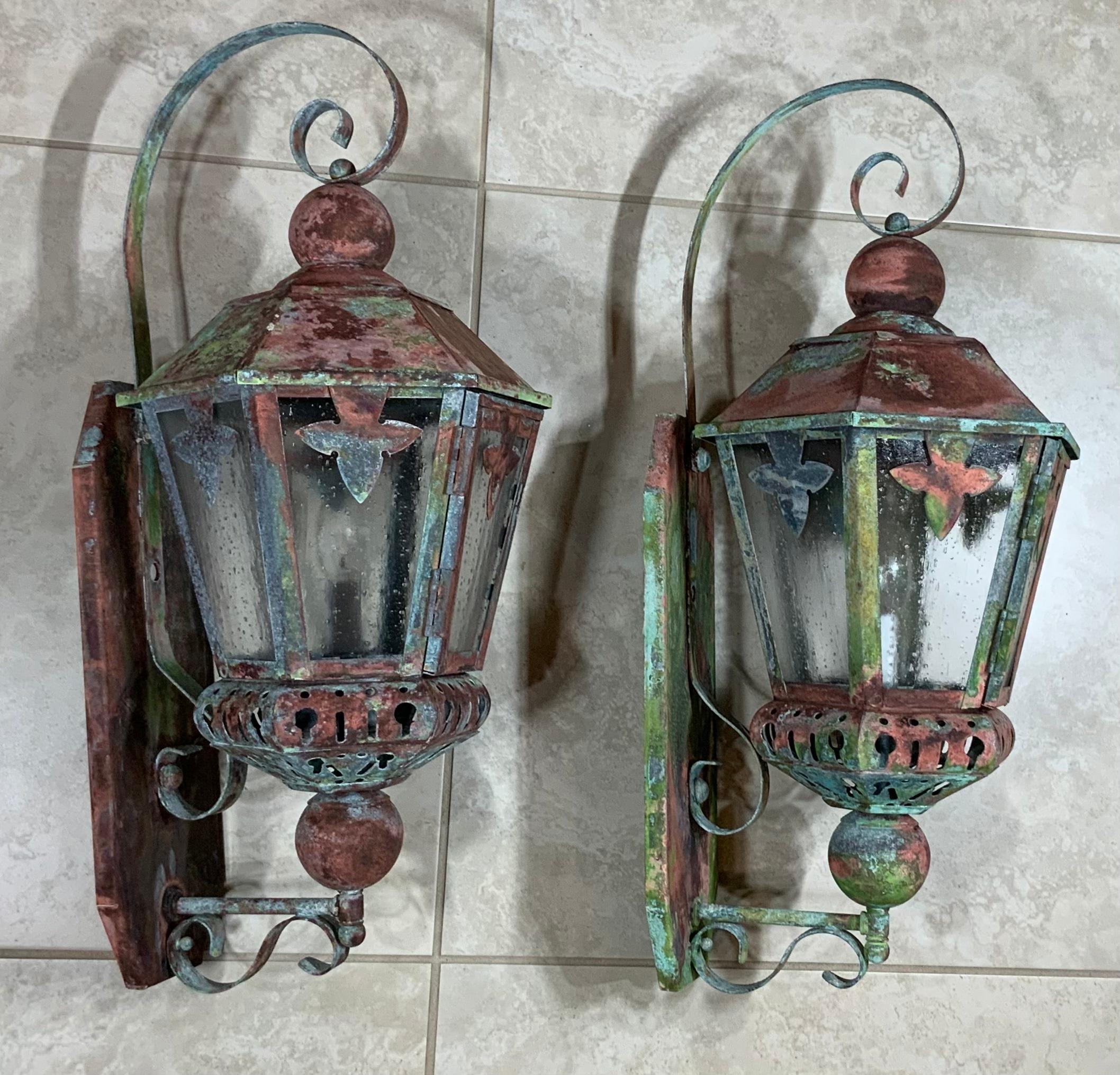 Pair of Vintage Brass and Copper Wall Hanging Lantern In Good Condition For Sale In Delray Beach, FL