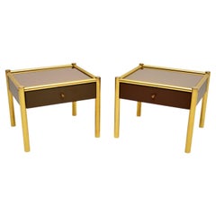 Paire de tables d'appoint en laiton et verre