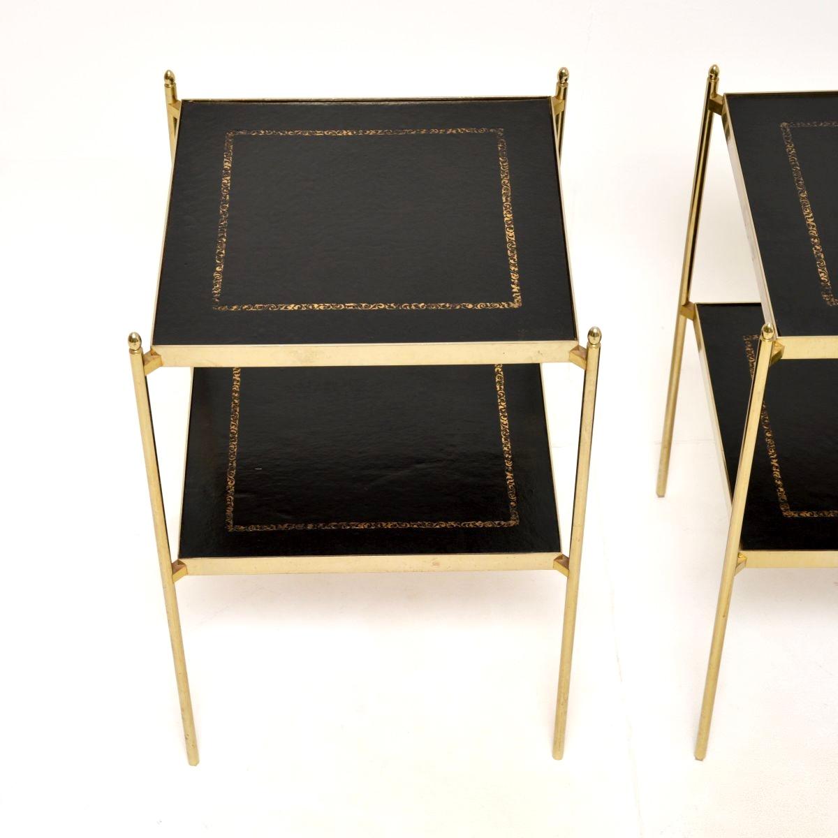 Mid-Century Modern Paire de tables d'appoint vintage en laiton et cuir en vente