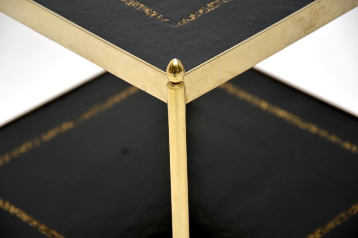 Paire de tables d'appoint vintage en laiton et cuir en vente 2