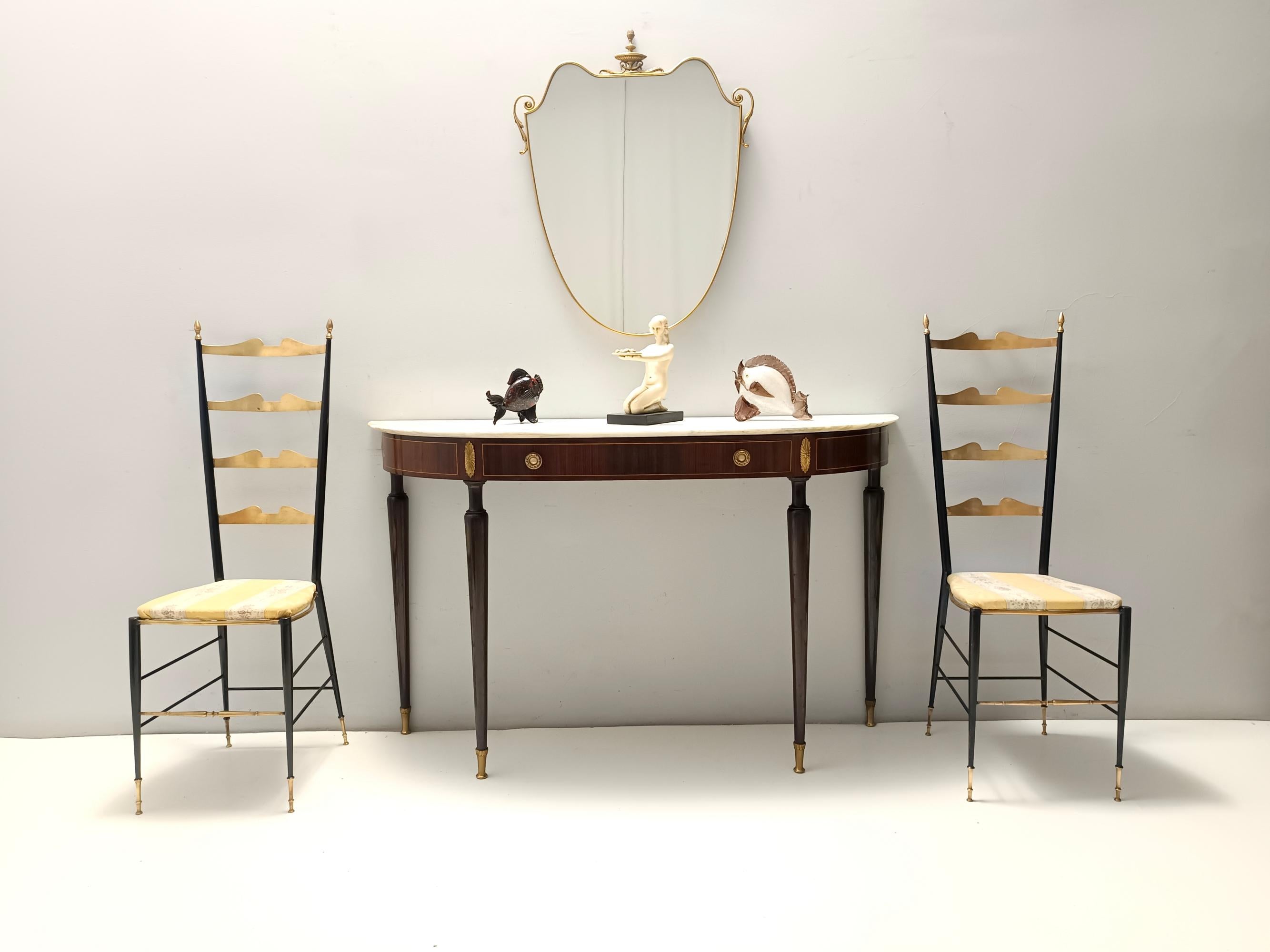 Made in Italy, años 50.
Estas sillas tienen un armazón de metal barnizado en negro y están tapizadas con su tela original (pero en perfecto estado).
Se trata de artículos vintage, por lo que pueden mostrar ligeras huellas de uso, pero se pueden