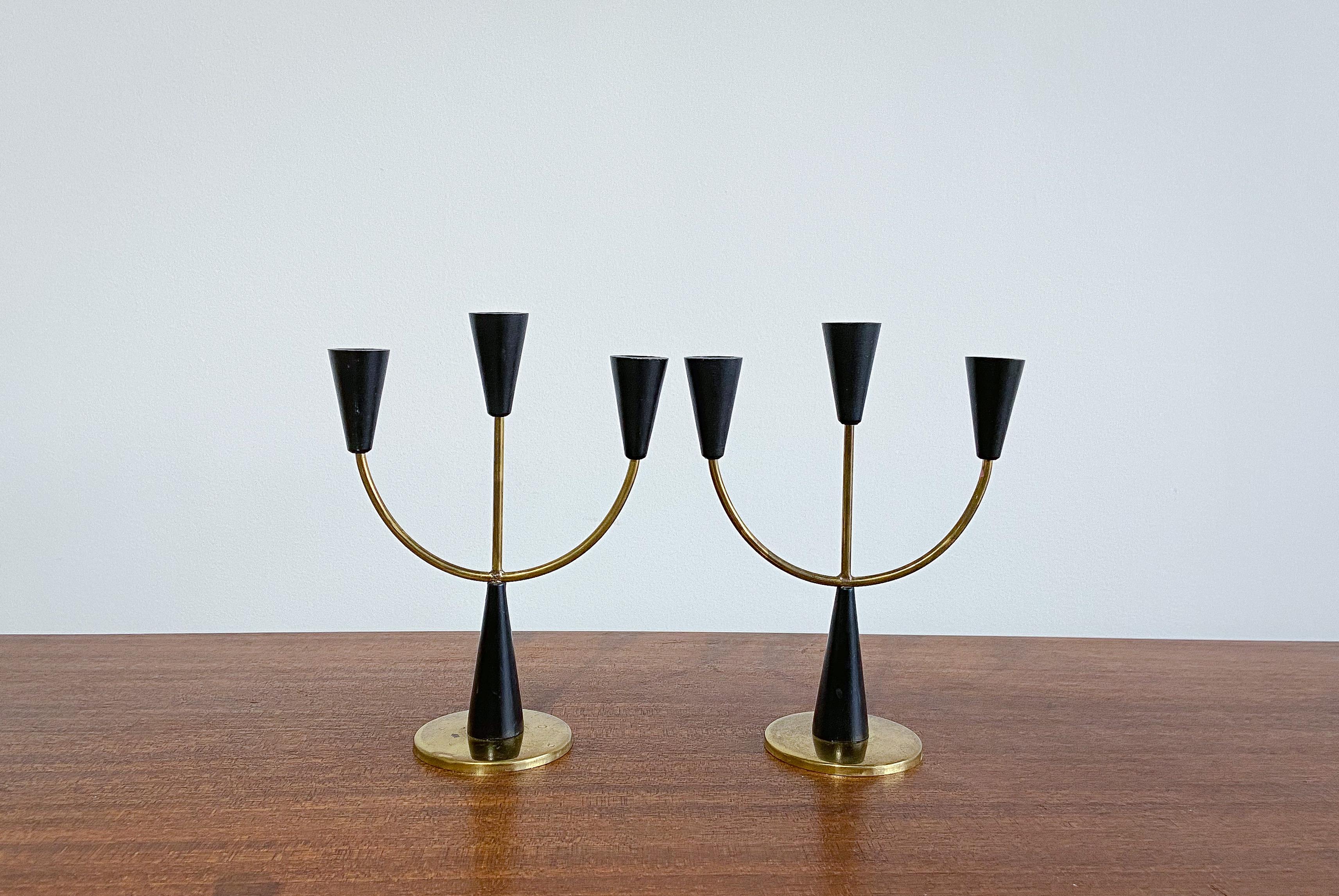 A vintage pair of Swedish candelabras made from brass and wood. 

Stamped Sweden on the underside.

Measures: Total height is 8.5