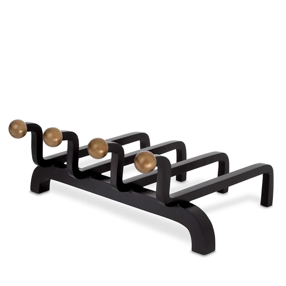 Coppia di candelabri vintage in ottone con finitura nera.

Un accessorio ideale per il tuo caminetto.
Quando si posiziona la legna su di essi, l'aria circola sotto i ceppi, migliorando la combustione e riducendo il fumo. Le barre verticali nella
