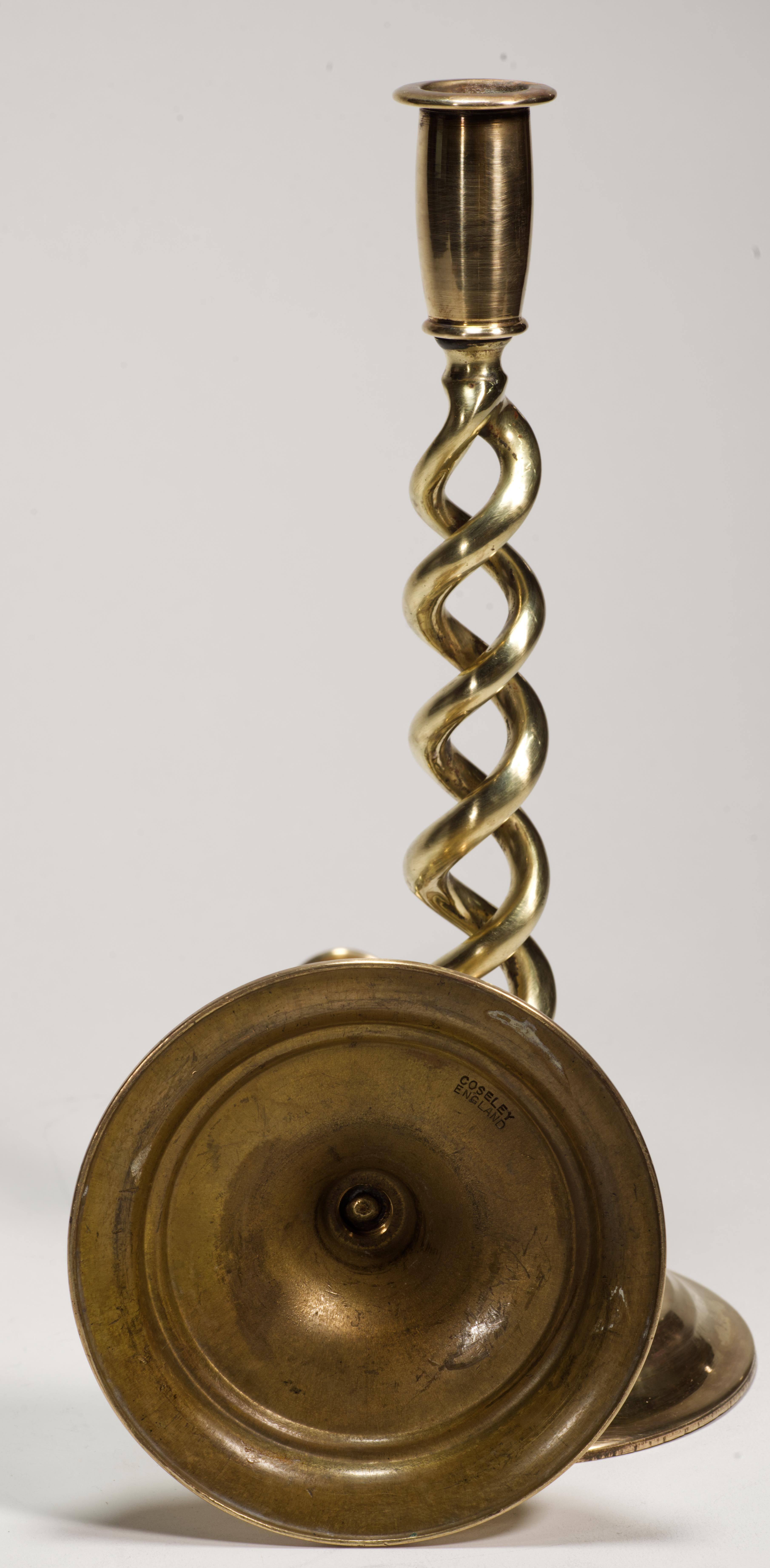Coppia di candelieri Barley Twist in ottone d'epoca, Inghilterra, anni '30 in vendita 2