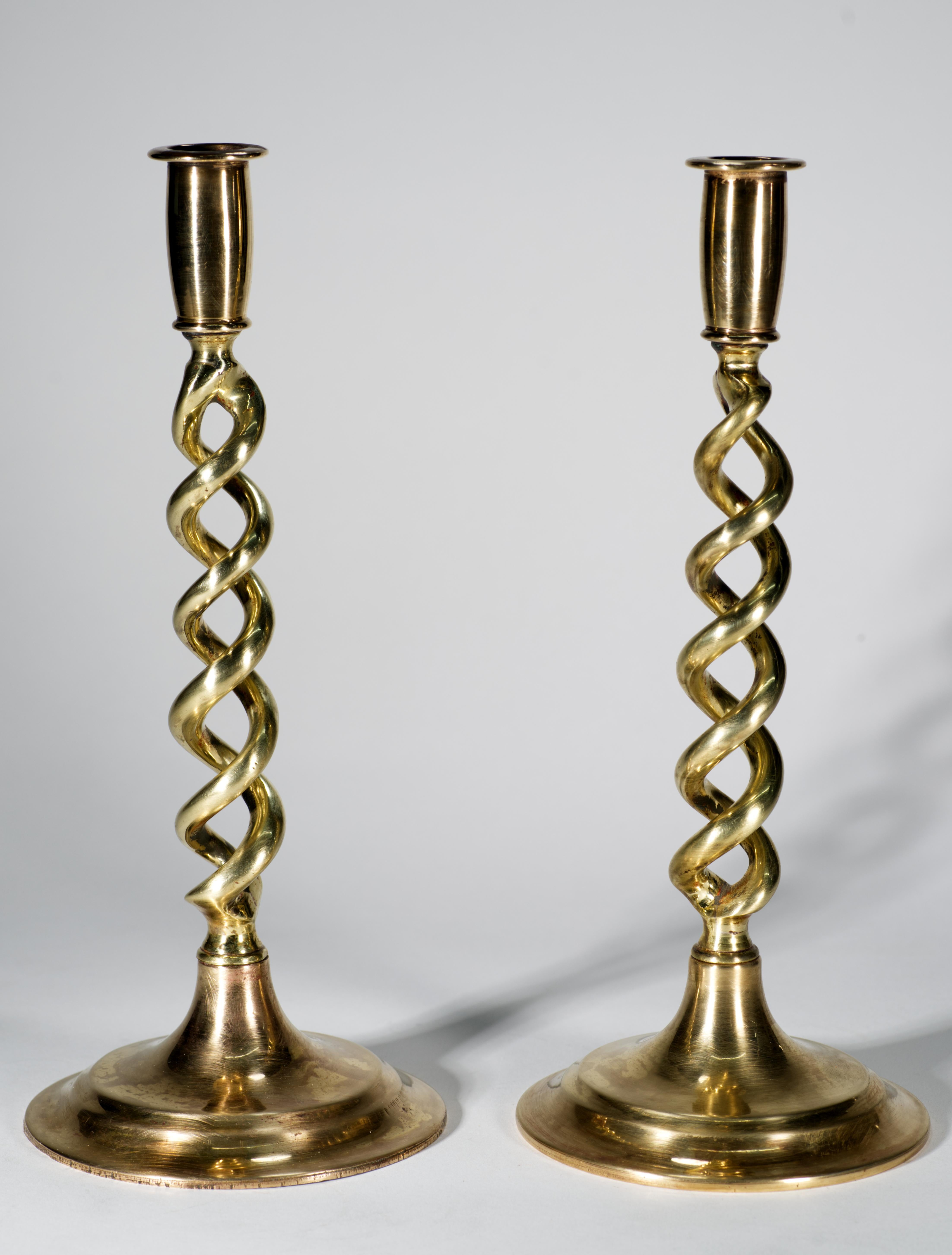 Neocoloniale Coppia di candelieri Barley Twist in ottone d'epoca, Inghilterra, anni '30 in vendita