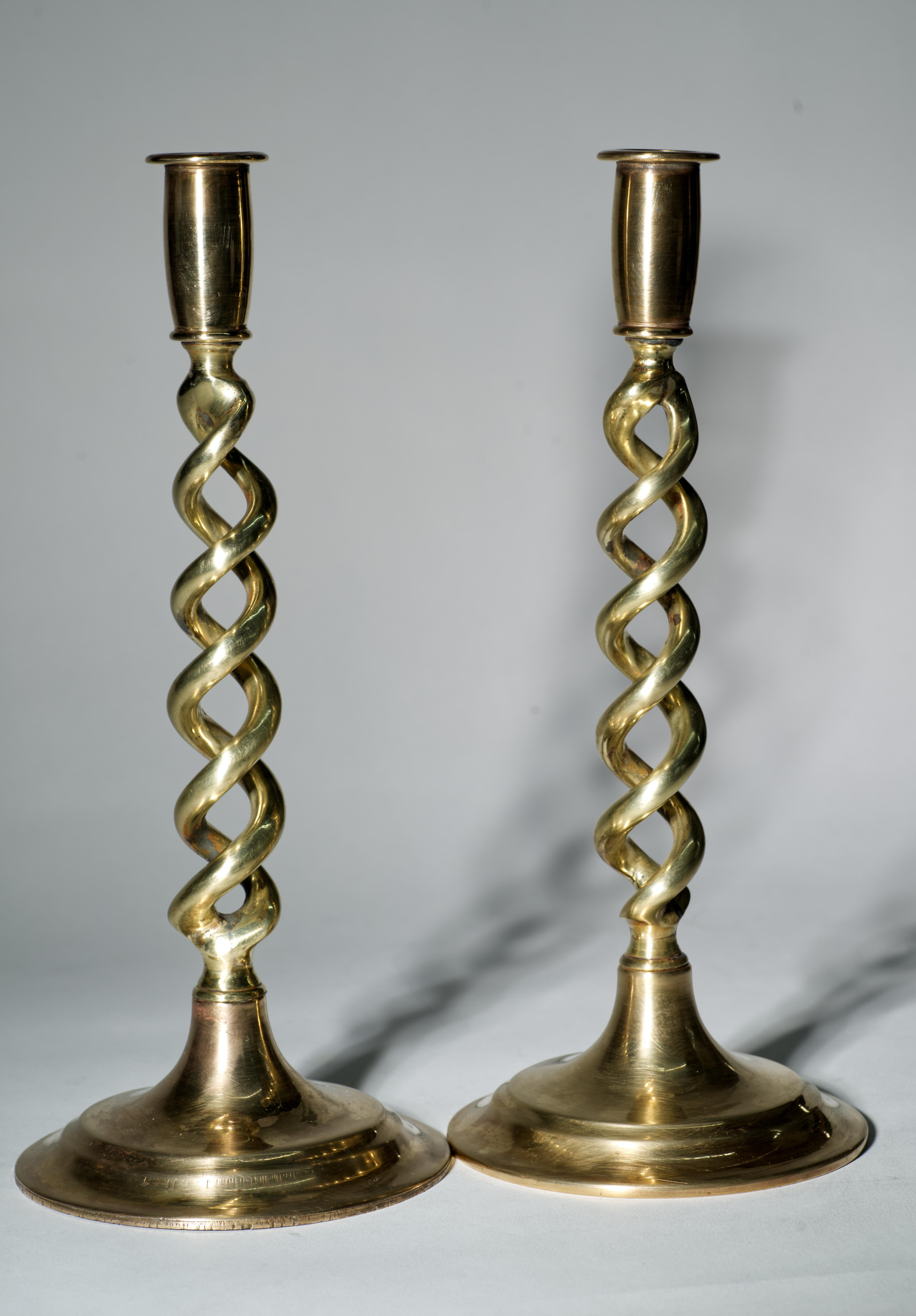 Inglese Coppia di candelieri Barley Twist in ottone d'epoca, Inghilterra, anni '30 in vendita