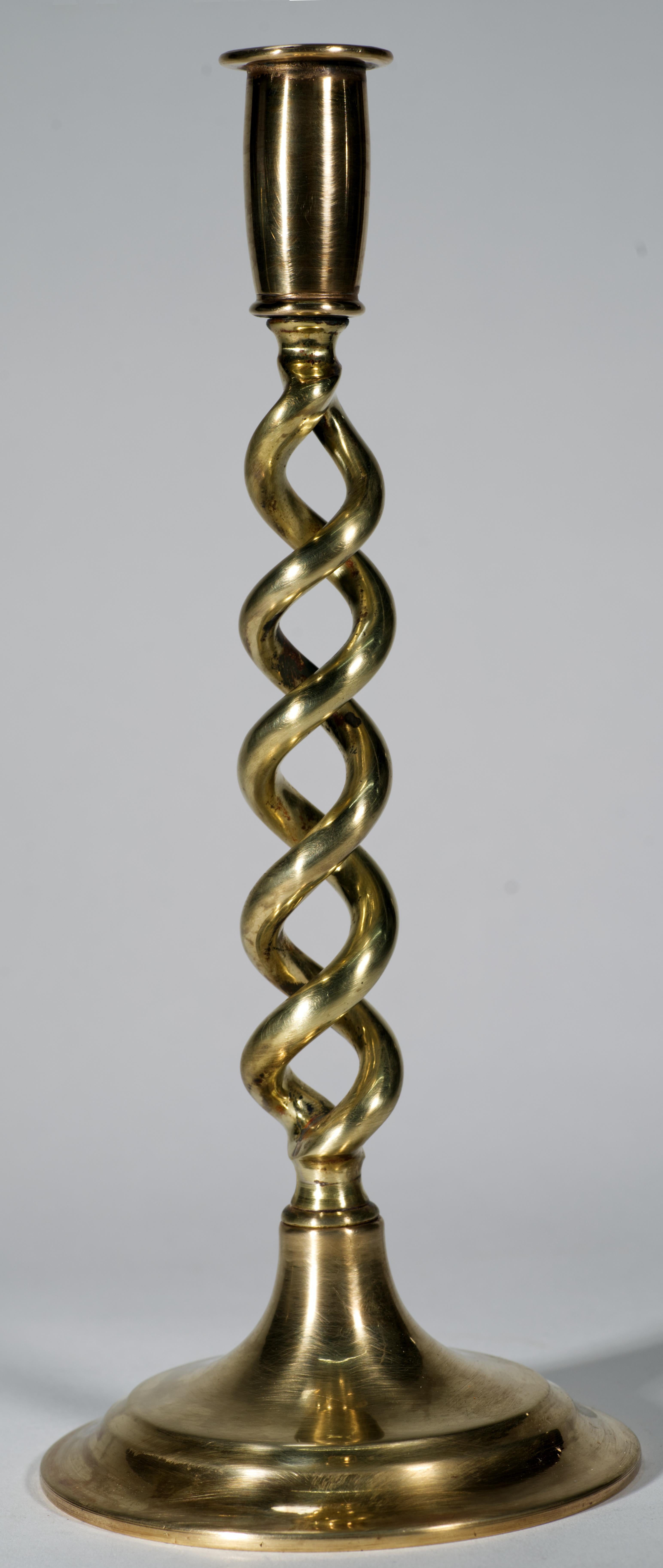 Calco Coppia di candelieri Barley Twist in ottone d'epoca, Inghilterra, anni '30 in vendita