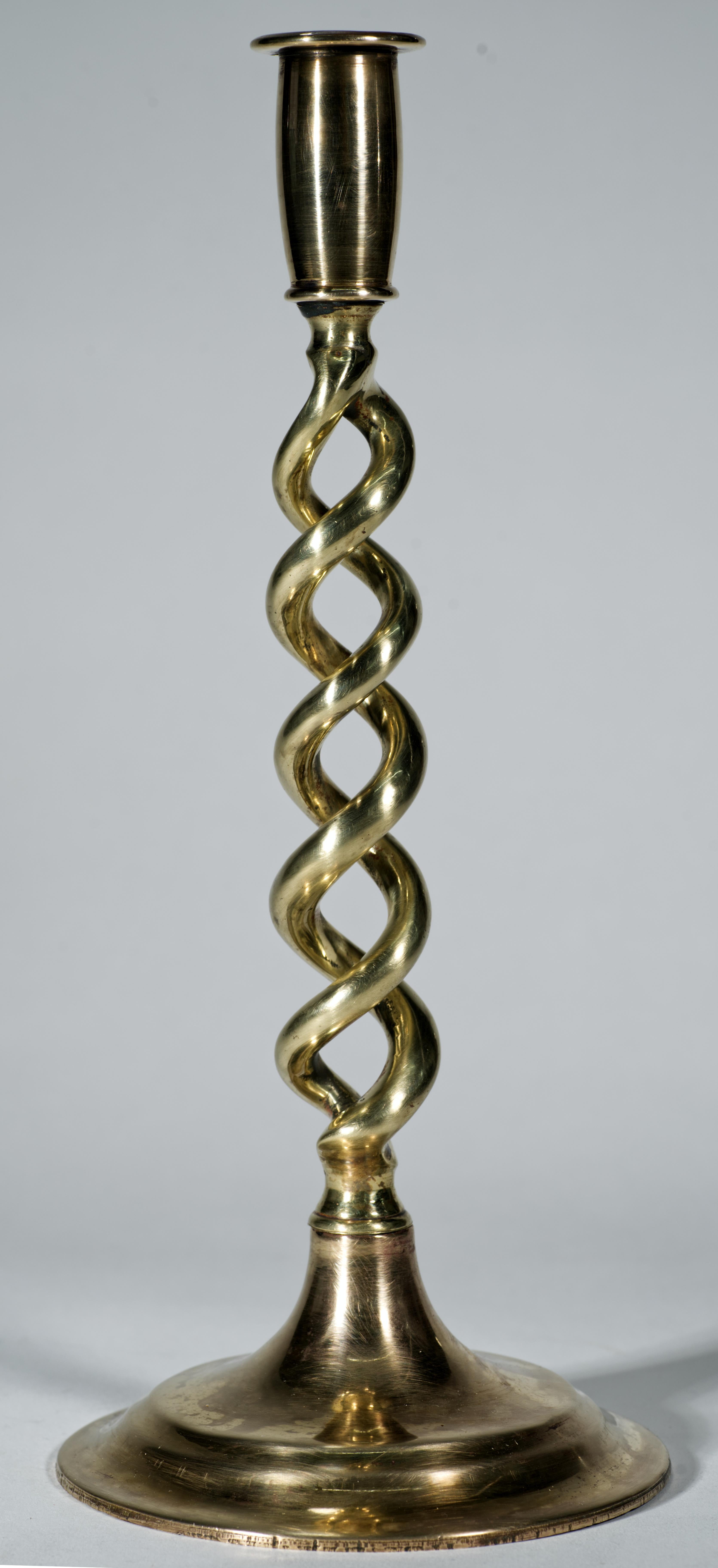 Coppia di candelieri Barley Twist in ottone d'epoca, Inghilterra, anni '30 In condizioni buone in vendita a Clifton Springs, NY