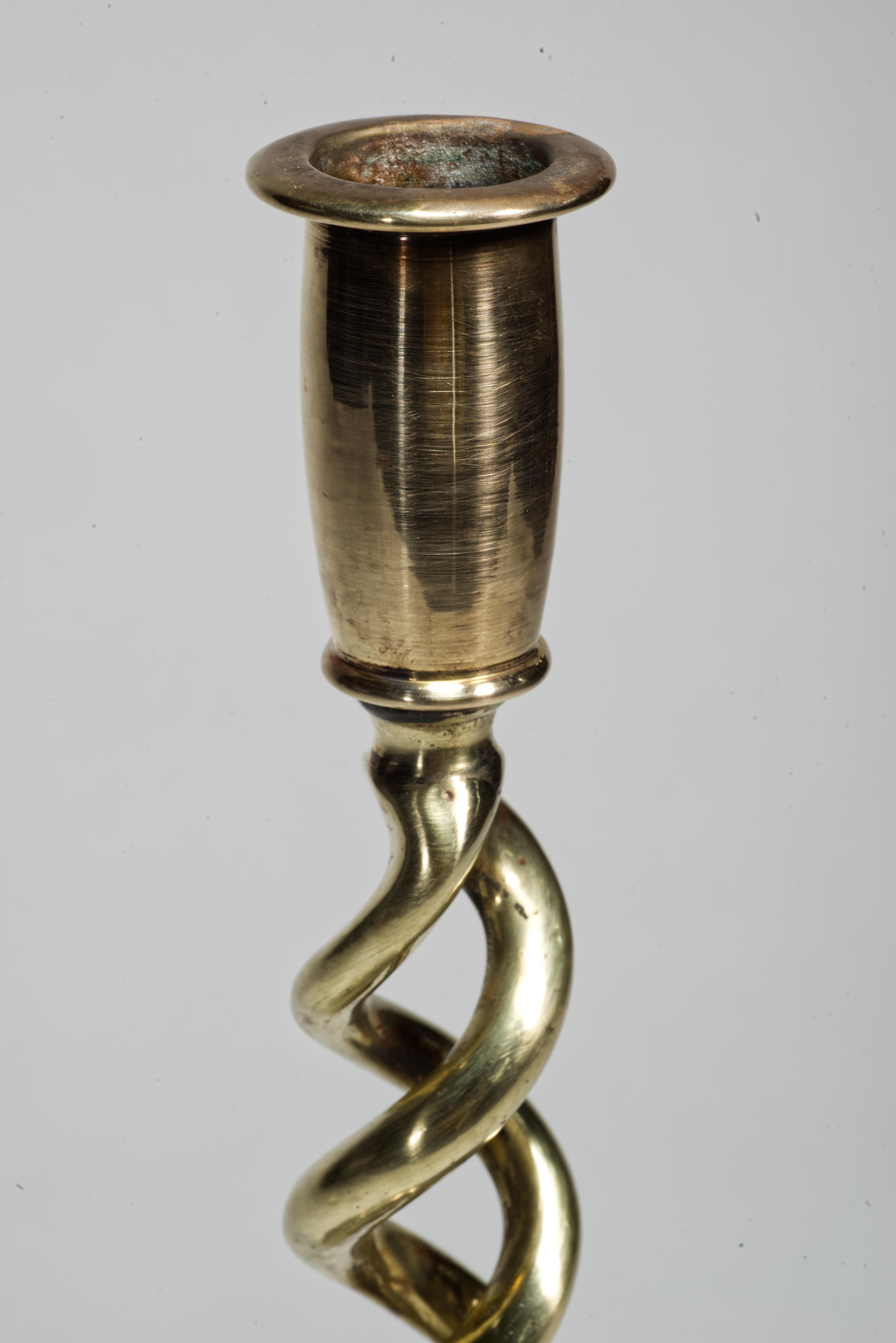XX secolo Coppia di candelieri Barley Twist in ottone d'epoca, Inghilterra, anni '30 in vendita