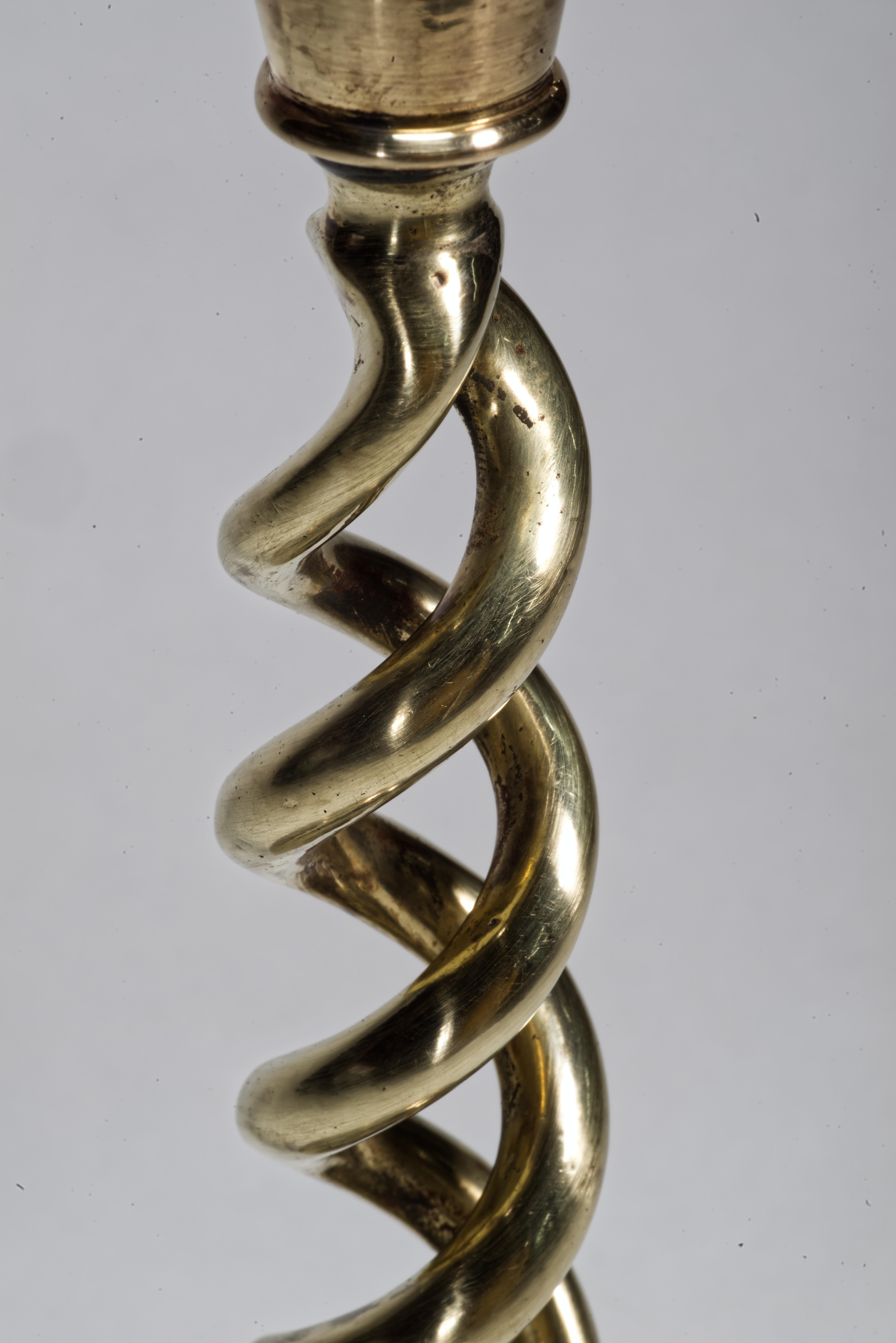 Ottone Coppia di candelieri Barley Twist in ottone d'epoca, Inghilterra, anni '30 in vendita