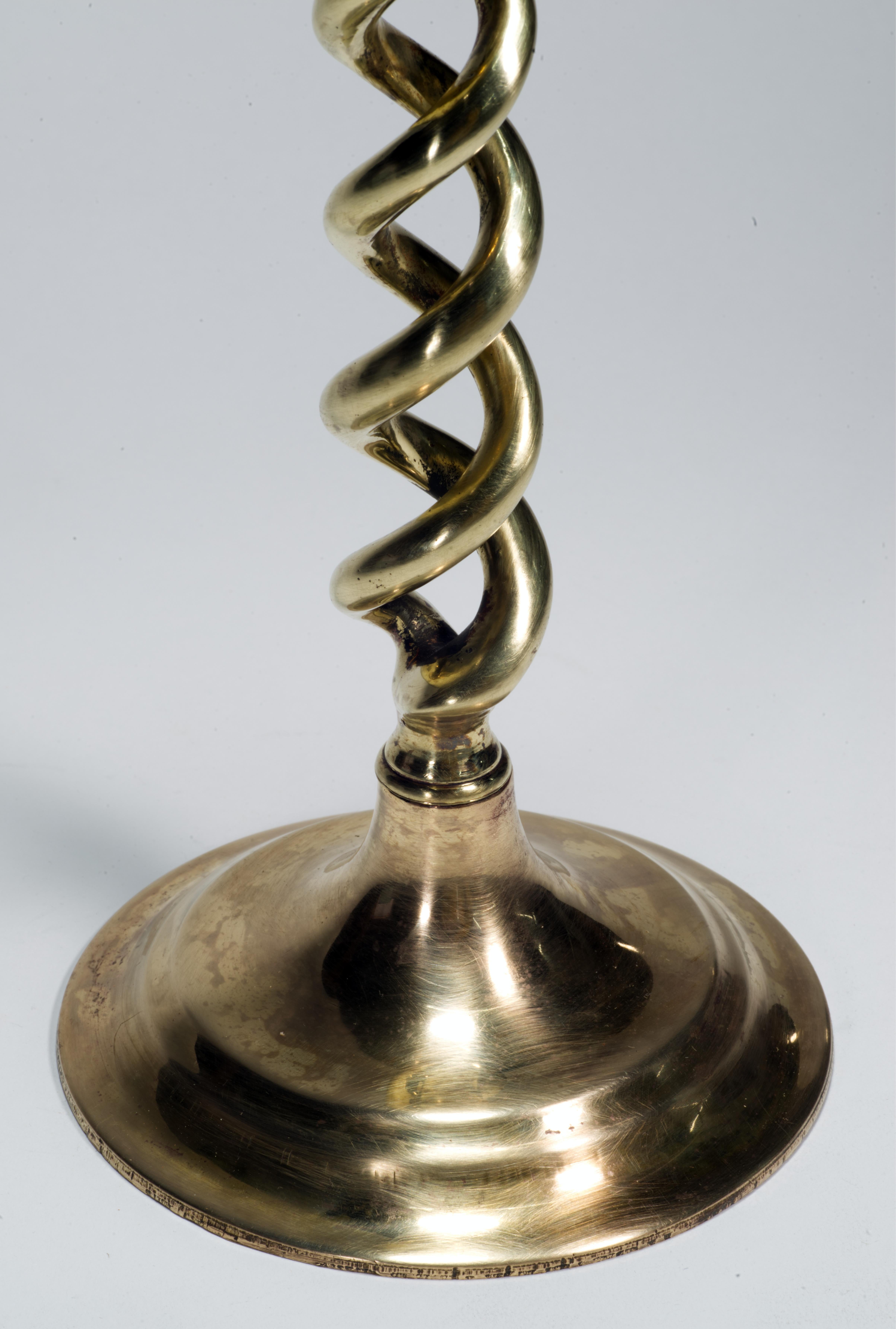 Coppia di candelieri Barley Twist in ottone d'epoca, Inghilterra, anni '30 in vendita 1