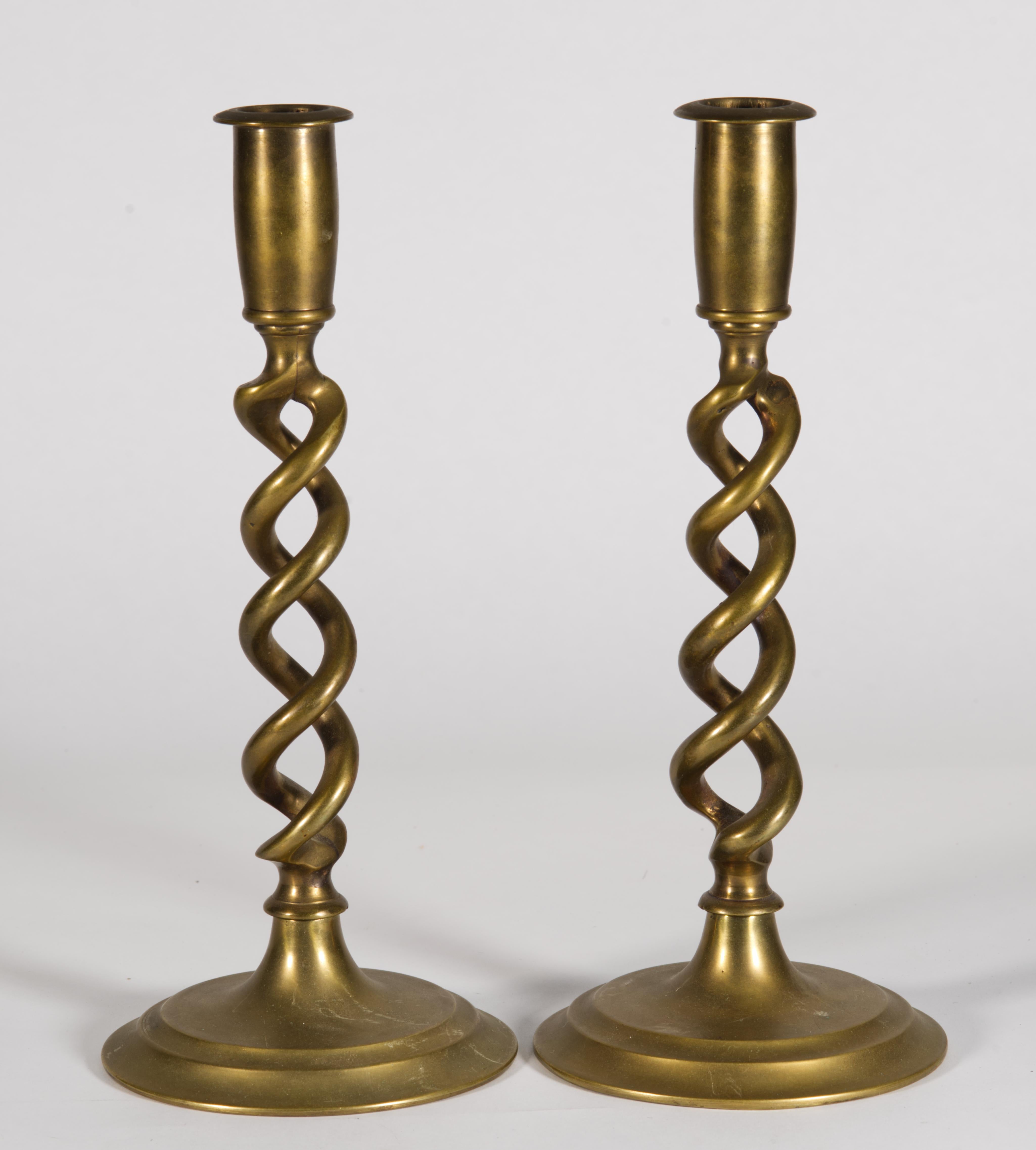 La coppia scultorea di portacandele in ottone antico presenta un design aperto a orzo e basi rotonde a gradini. Il design è una versione del XX secolo dello storico stile Revival Giacobino, molto popolare all'inizio del XX secolo.

Simili candelieri