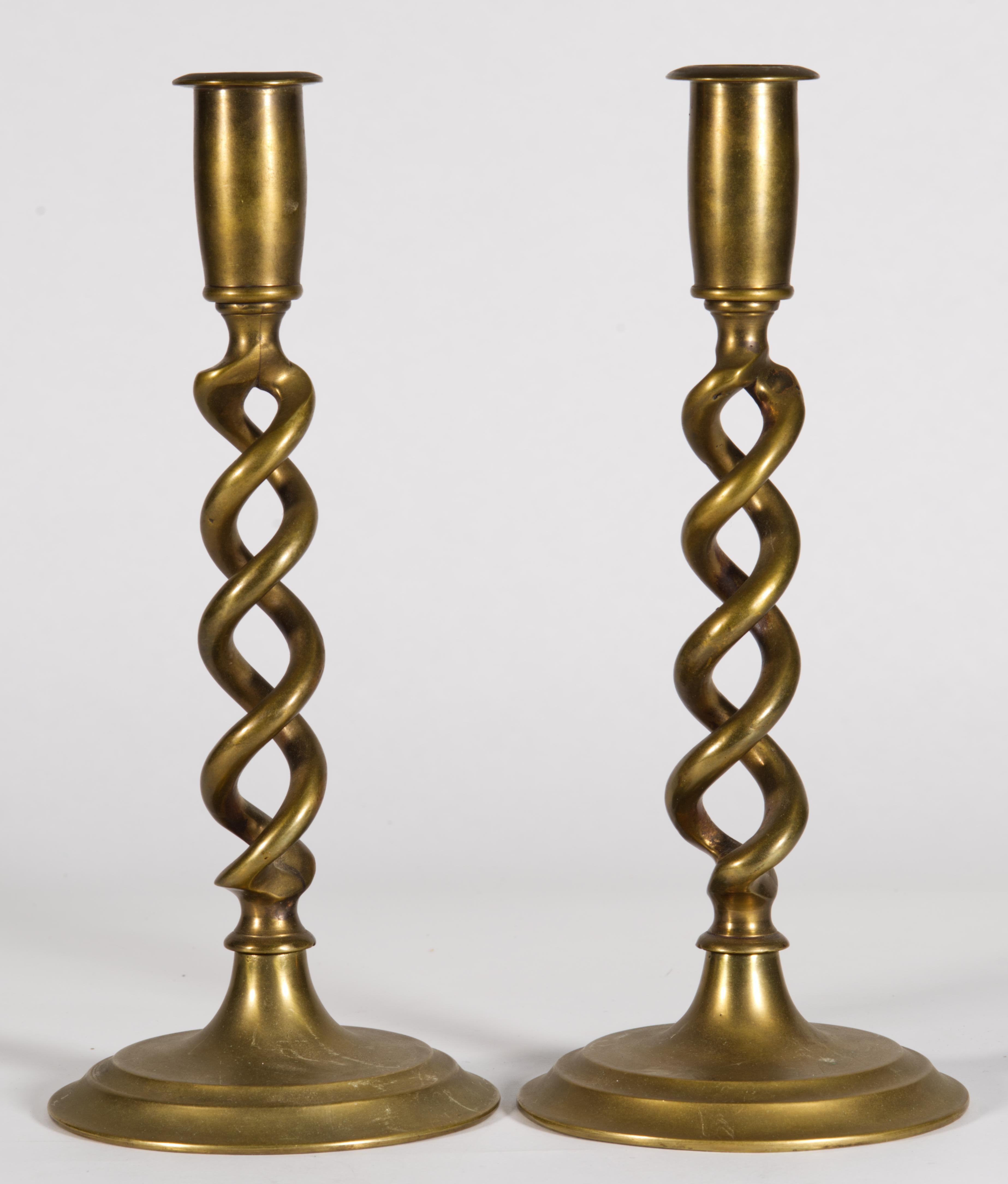 Neocoloniale Coppia di candelabri d'ottone d'epoca in stile giacobiano, anni '20-'30 in vendita