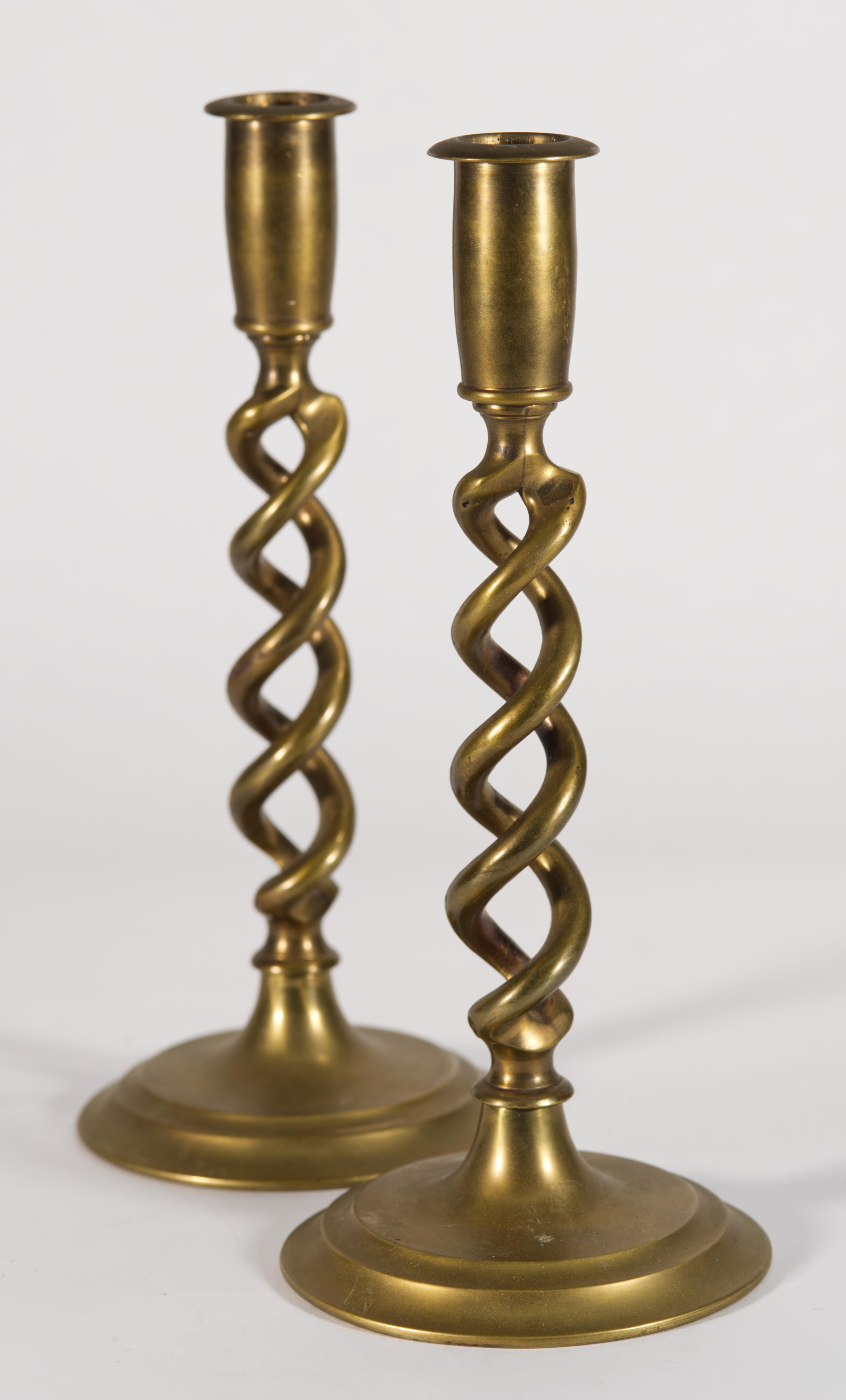 Inglese Coppia di candelabri d'ottone d'epoca in stile giacobiano, anni '20-'30 in vendita