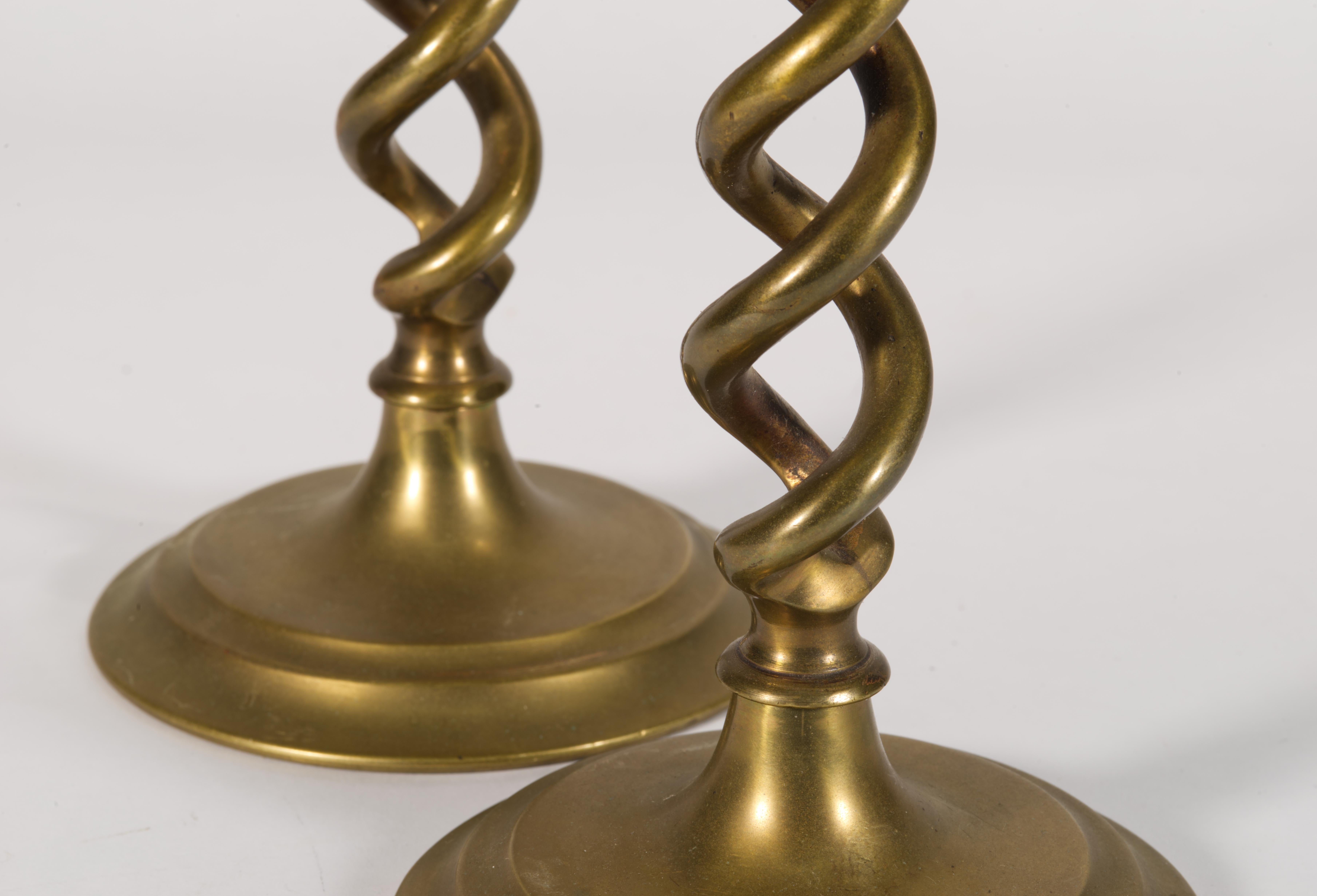 Coppia di candelabri d'ottone d'epoca in stile giacobiano, anni '20-'30 In condizioni buone in vendita a Clifton Springs, NY