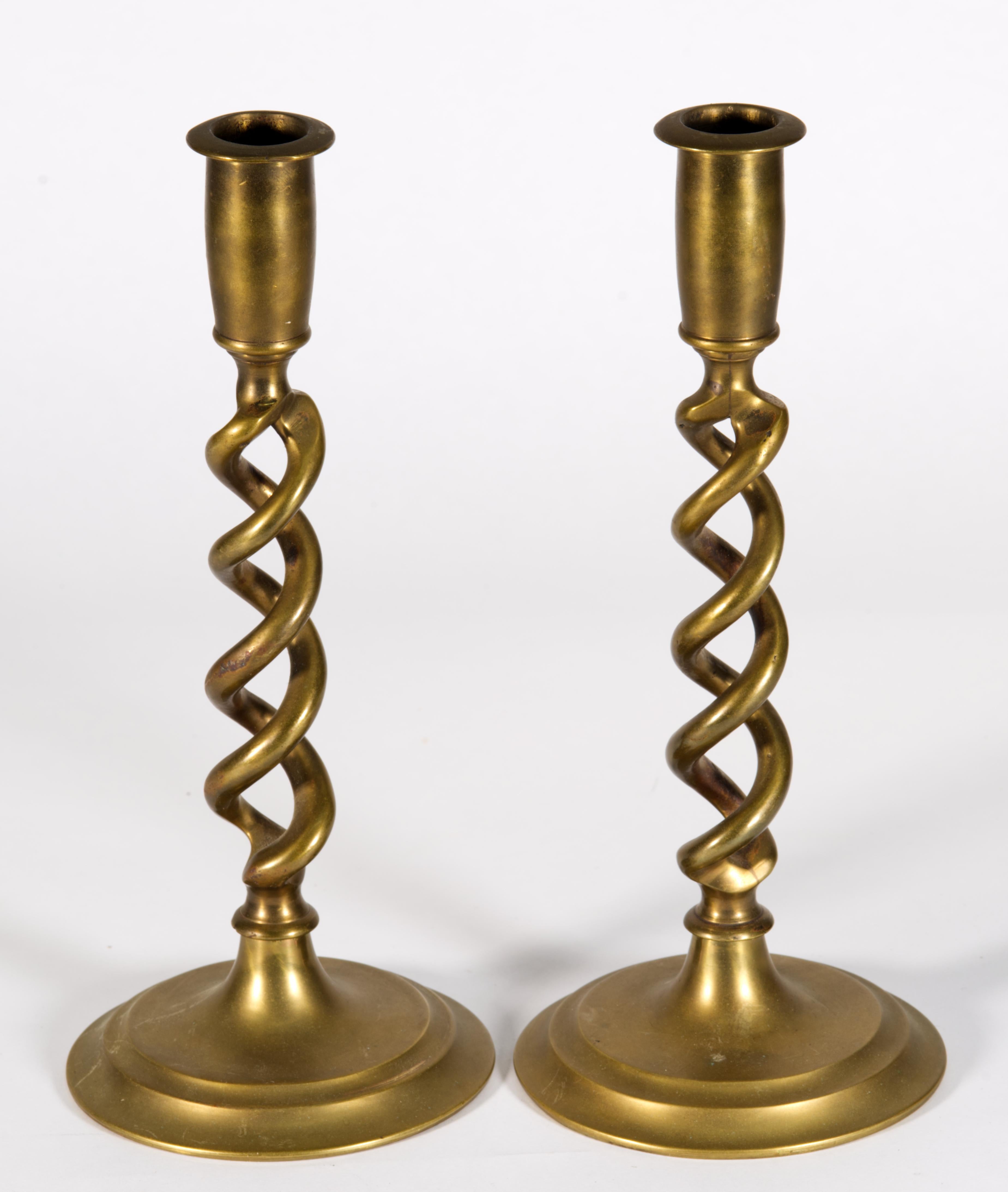 Coppia di candelabri d'ottone d'epoca in stile giacobiano, anni '20-'30 in vendita 1