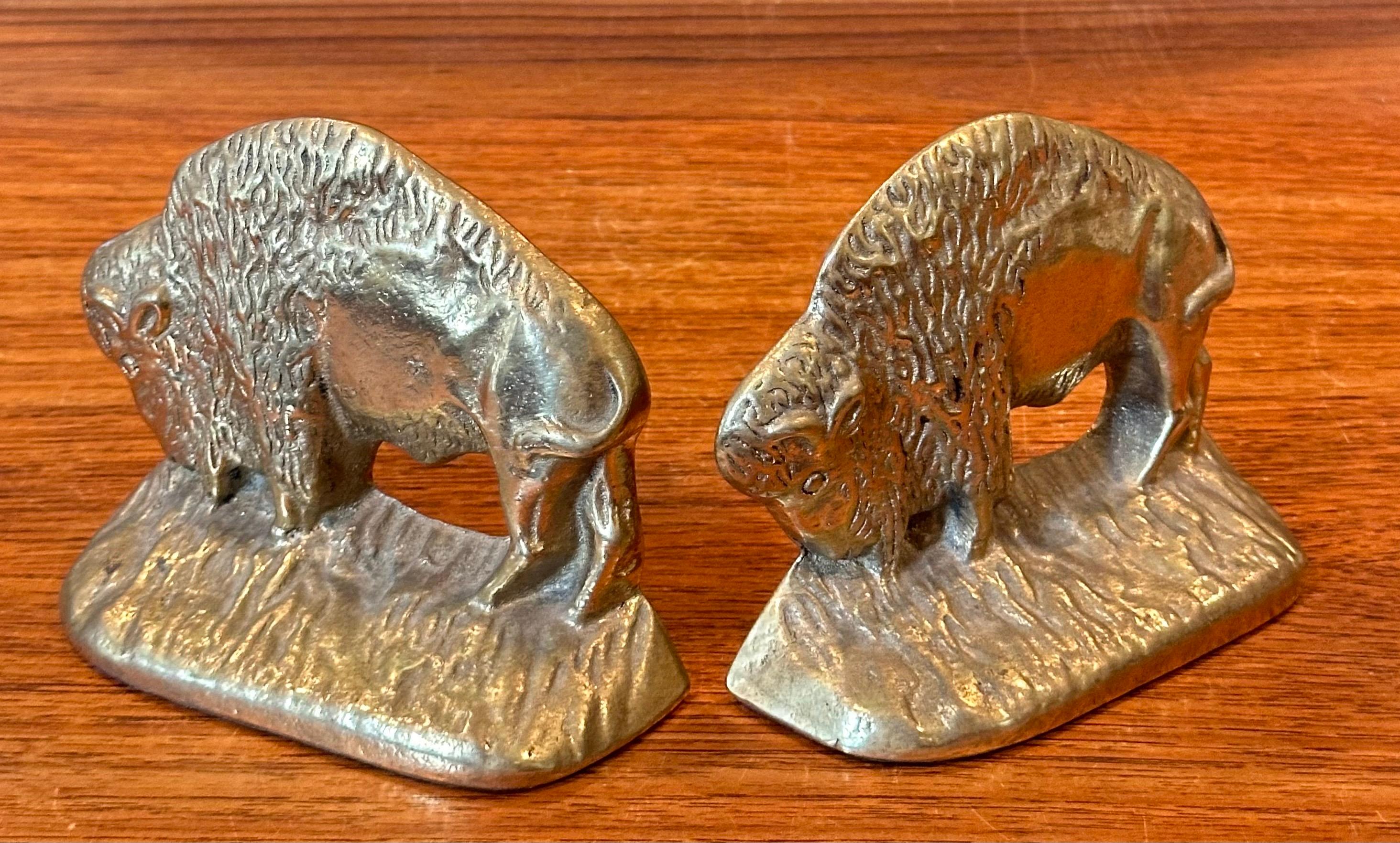 Coppia di fermalibri Buffalo in ottone vintage in vendita 3