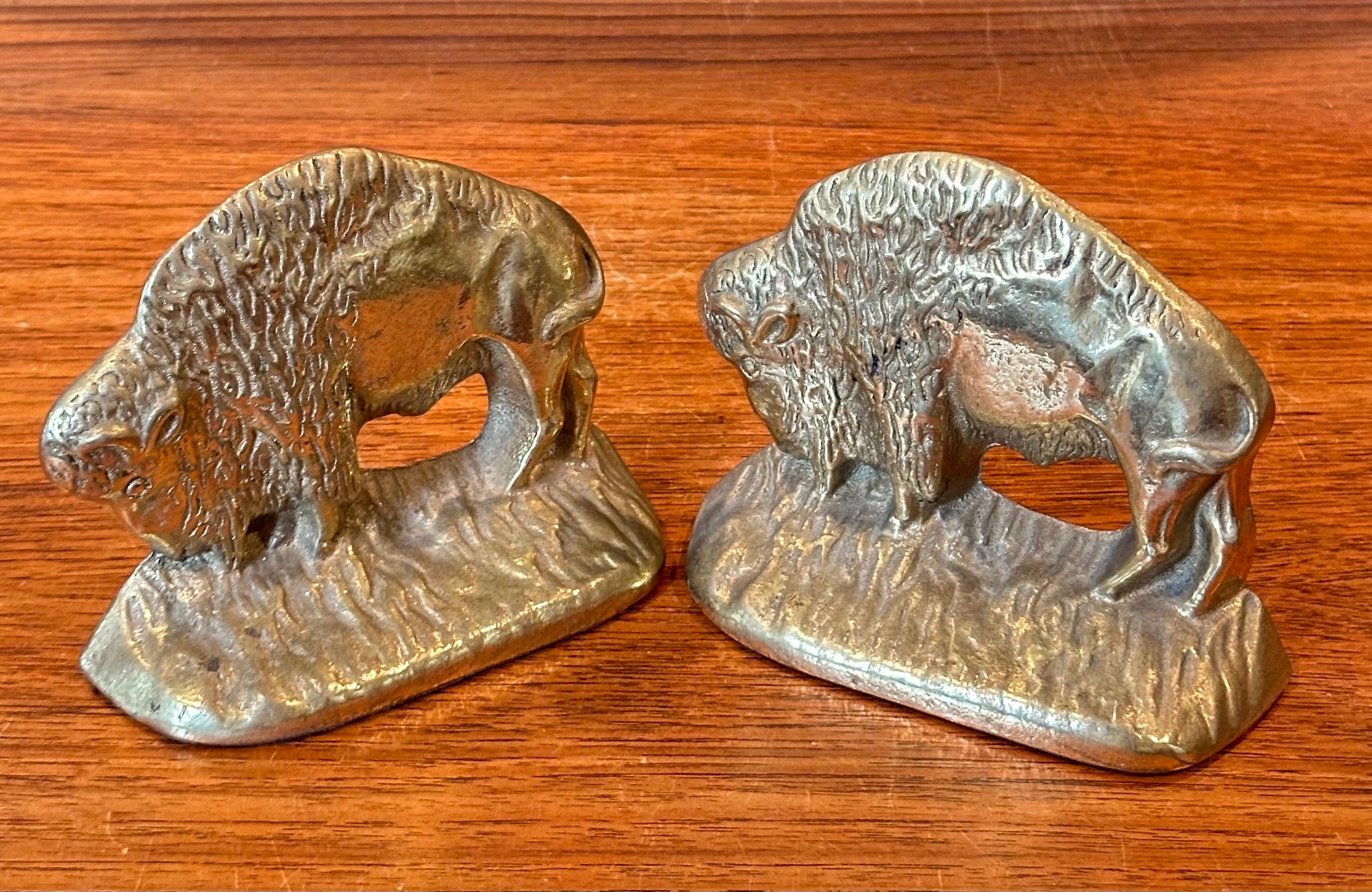 Coppia di fermalibri Buffalo in ottone vintage in vendita 4