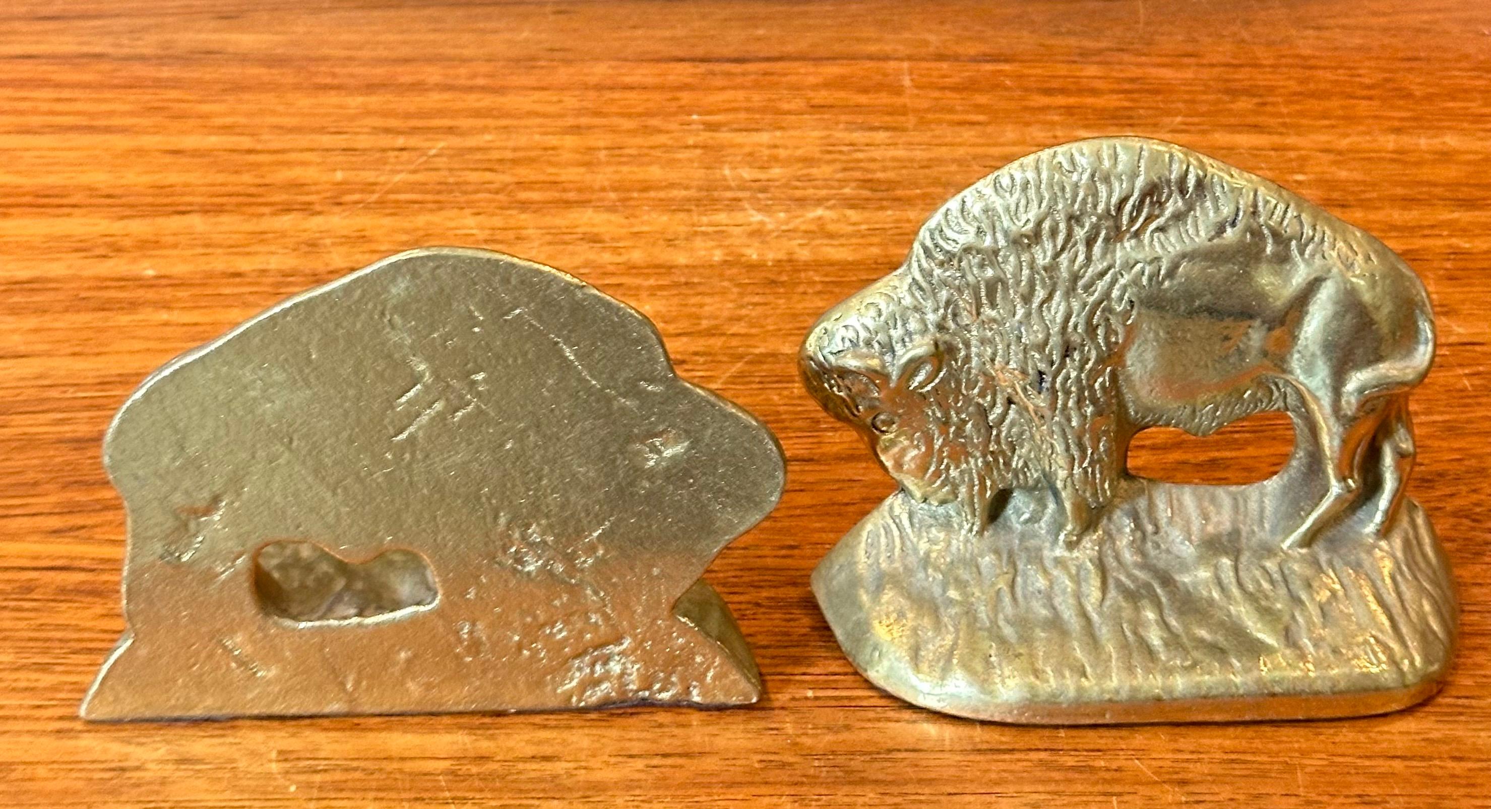 Coppia di fermalibri Buffalo in ottone vintage in vendita 5